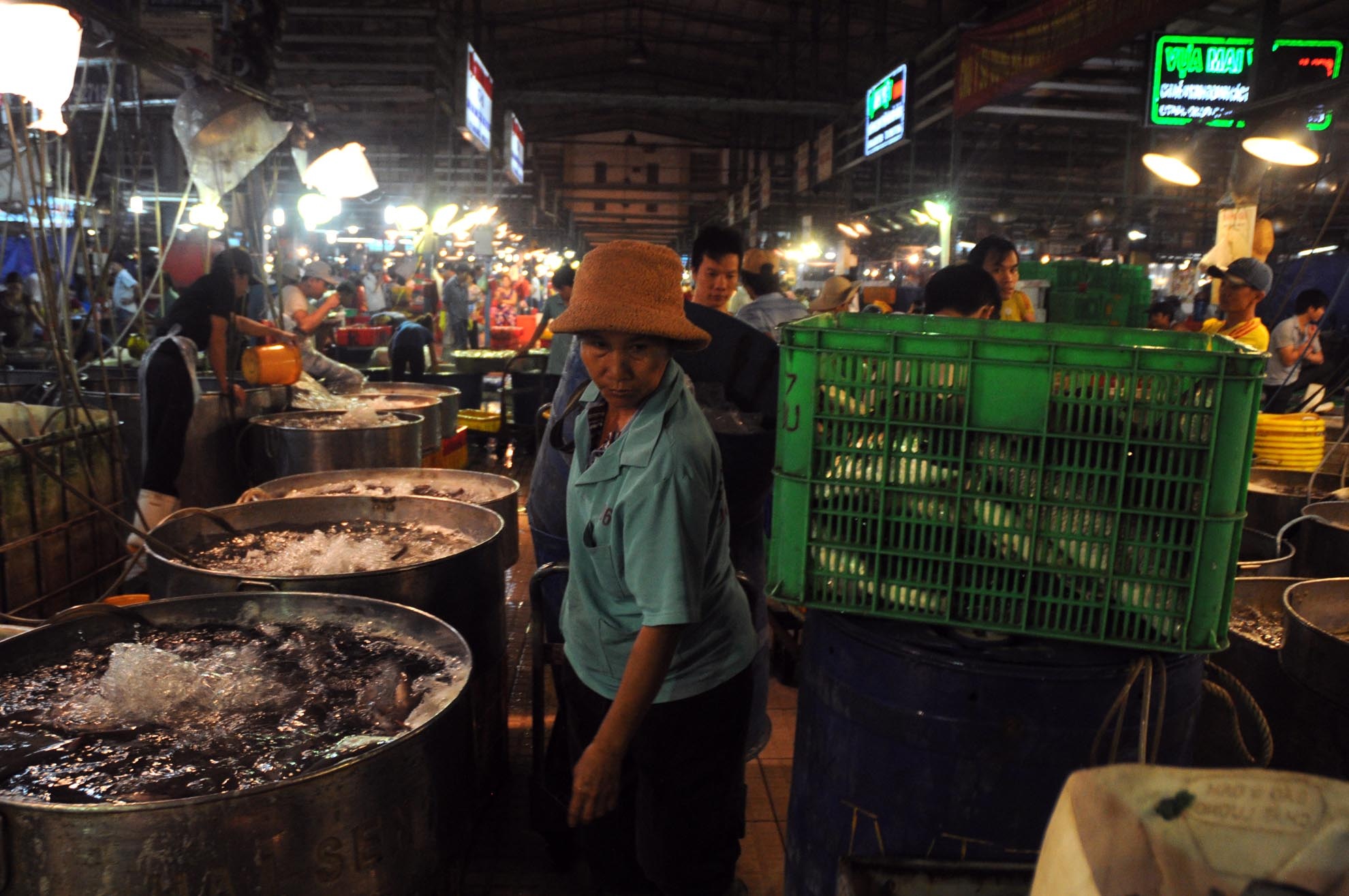 Chợ đầu mối Bình Điền (huyện Bình Chánh) là nơi cung cấp thực phẩm cho TP.HCM, ở đây có rất nhiều phụ nữ làm nghề cửu vạn để mưu sinh. Trong ảnh: Bà Lý Thị Năm (58 tuổi, quê Sóc Trăng) đang làm việc trong chợ.