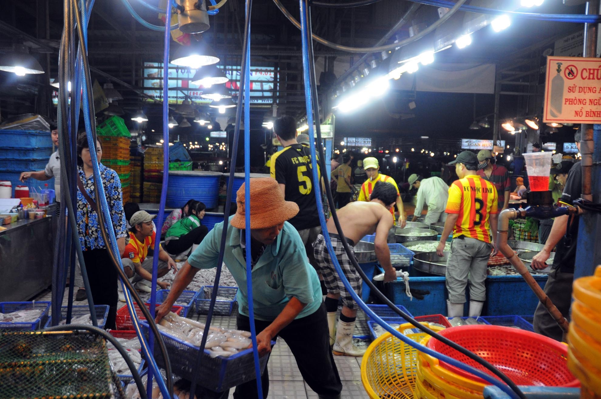 Bà Năm đã có hơn 5 năm làm nghề cửu vạn ở chợ. Vì nghèo khó, lại không biết con chữ, nên bà chọn công việc nặng nhọc này để kiếm sống qua ngày.