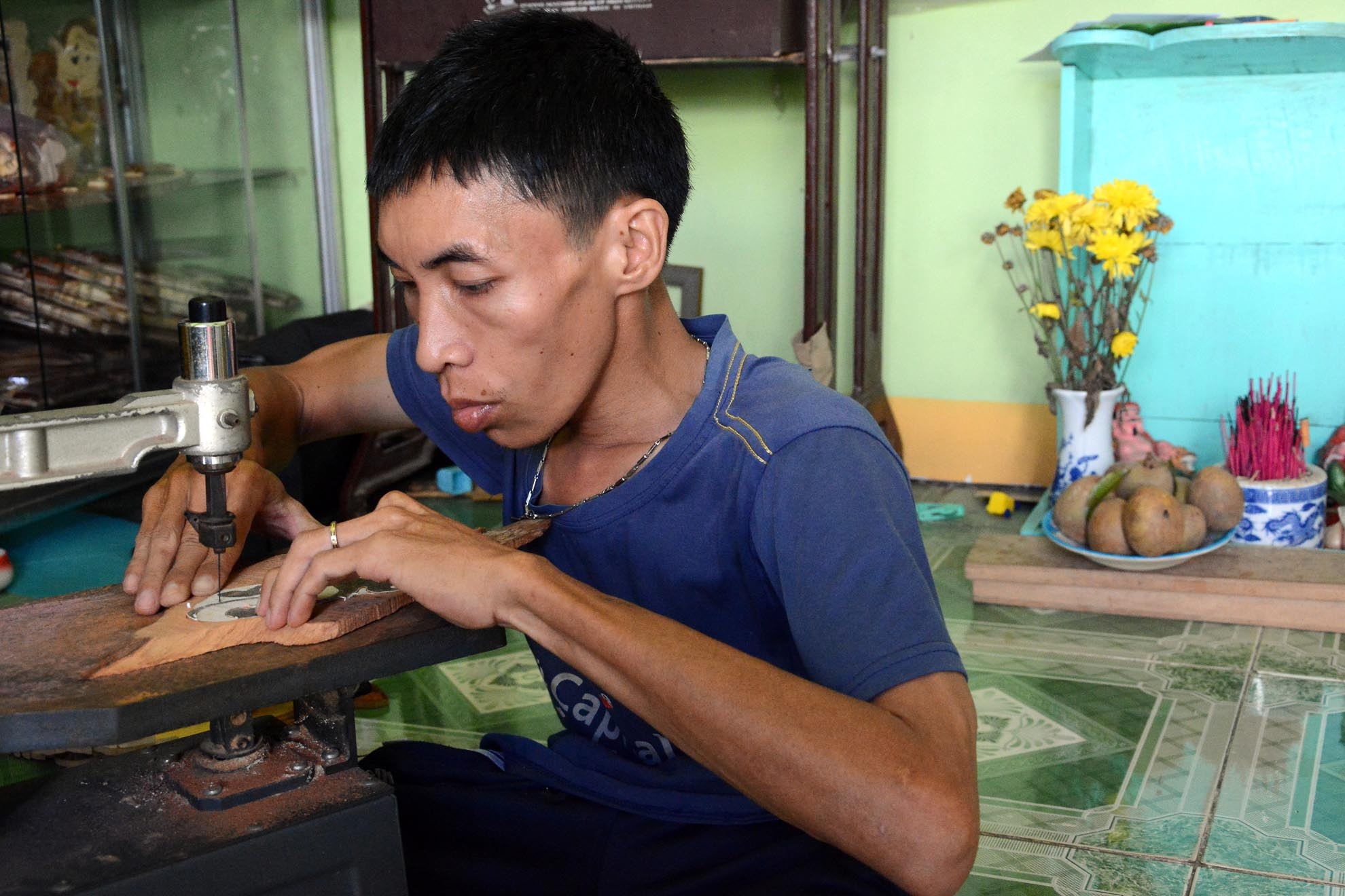 Để tạo thành bức tranh gỗ sinh động và có hồn, người nghệ nhân phải thực hiện 4 công đoạn: Cưa gỗ, tạo hình trên mặt gỗ, đánh bóng, xịt PU mới có được một tác phẩm hoàn chỉnh. 