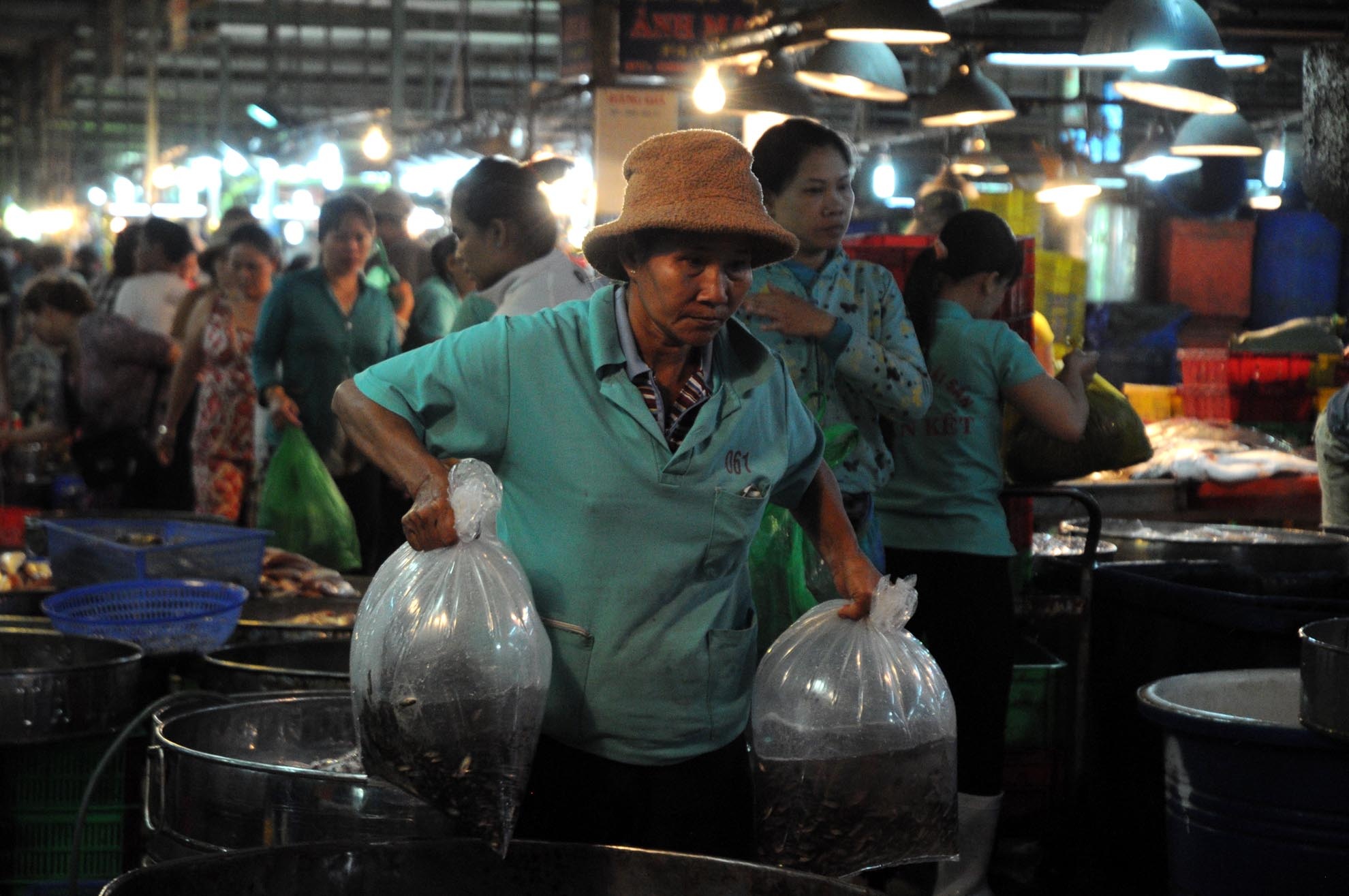 Công việc của bà cũng như nhiều người làm nghề cửu vạn thường bắt đầu từ 12h đêm, và kết thúc vào 7h sáng ngày mai. 