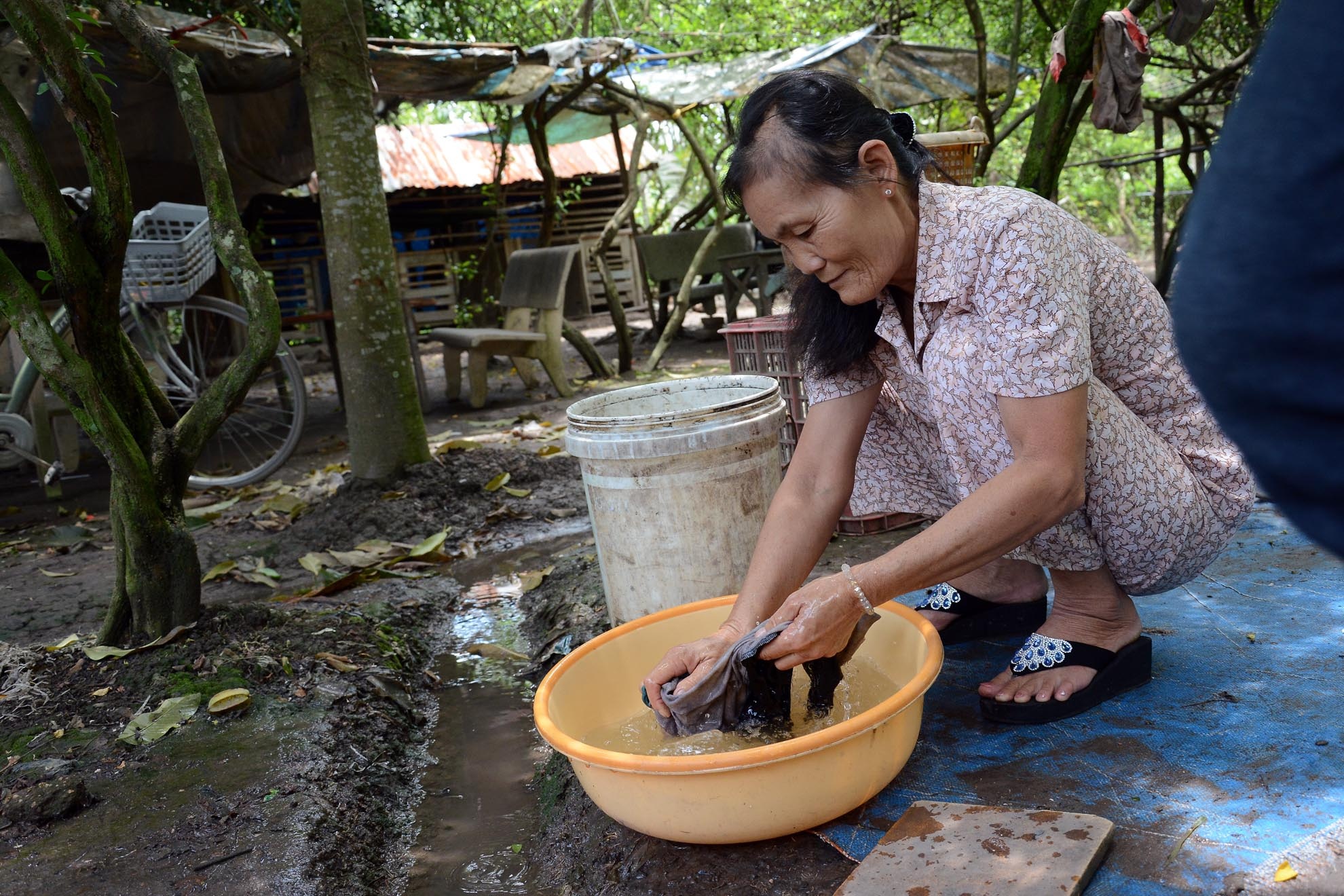 Từ 10 năm nay, dân ấp 1 vẫn phải sử dụng nước ao tù để sinh hoạt, giá nước sạch đi mua lên đến 35 ngần đồng/ 1 khối nên người dân không còn lựa chọn nào khác. Ngay như những ngày cuối tháng 8, gia đình bà Nguyễn Thị Phát vẫn xài nước ao trước nhà để sử dụng.