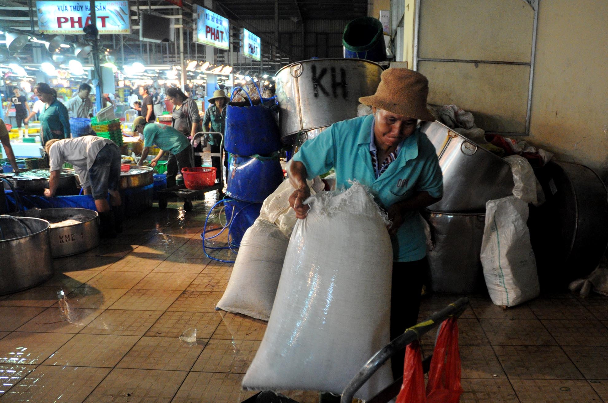 Trước đây, bà Năm làm nghề giúp việc cho các gia đình ở thành phố. Tuy nhiên, bà cảm thấy không thoải mái, lại ít tiền nên xin nghỉ việc, tìm đến chợ đầu mối Bình Điền xin làm chân cửu vạn.