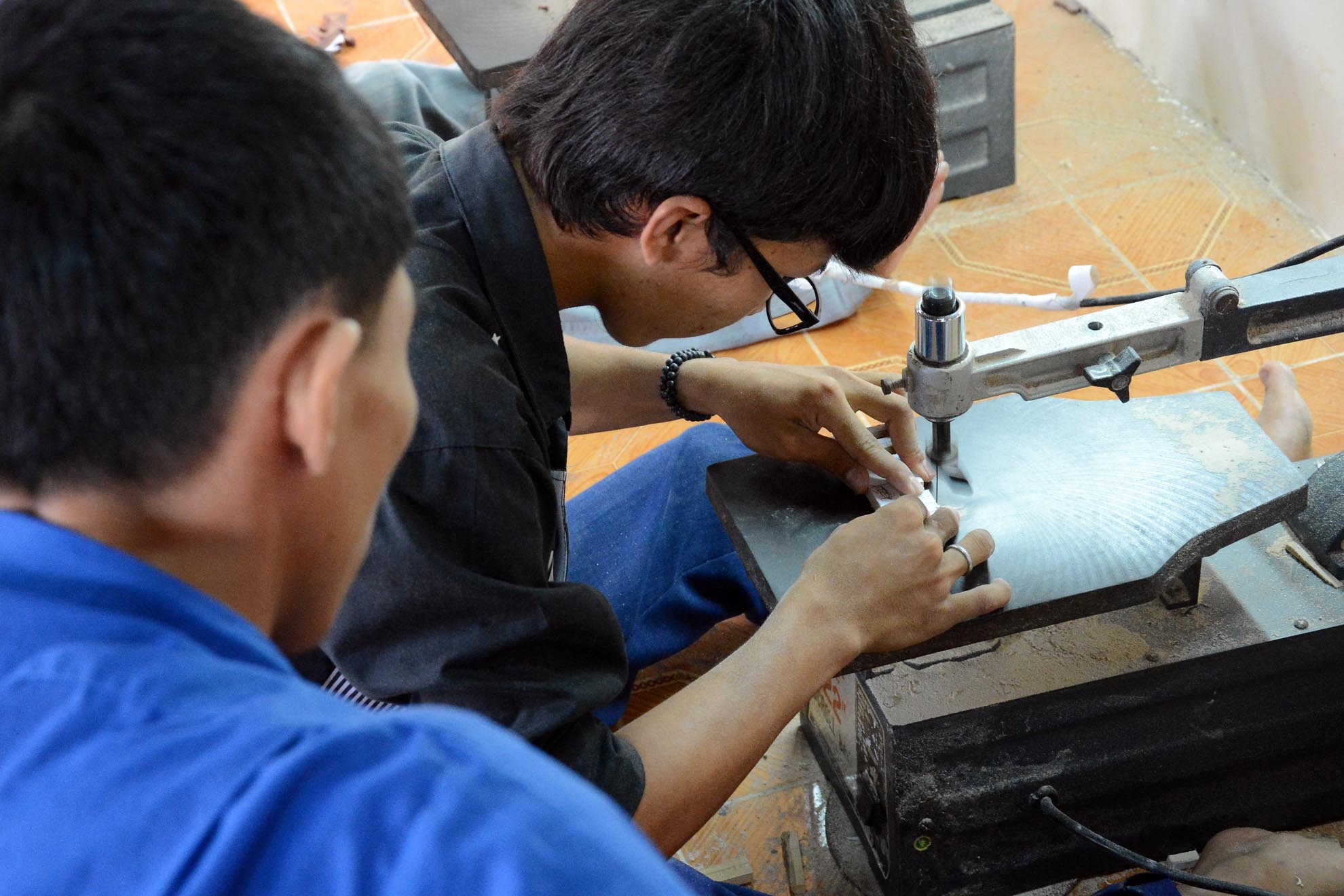 Anh dự định trong tương lai sẽ mở một cơ sở sản xuất tranh ghép gỗ để giúp đỡ, tạo công ăn việc làm cho các em khuyết tật tại địa phương. Ước mong lớn nhất với anh là được truyền đạt kiến thức làm tranh gỗ cho những người tàn tật khác. 