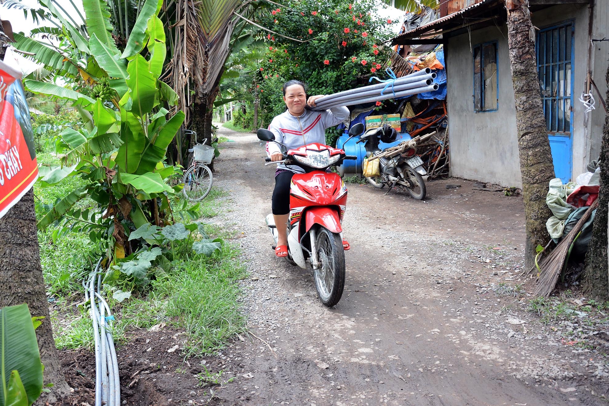 Khắp thôn ấp, vấn đề thời sự nhất được bàn tán, trao đổi vẫn là việc lắp đặt ống nước.