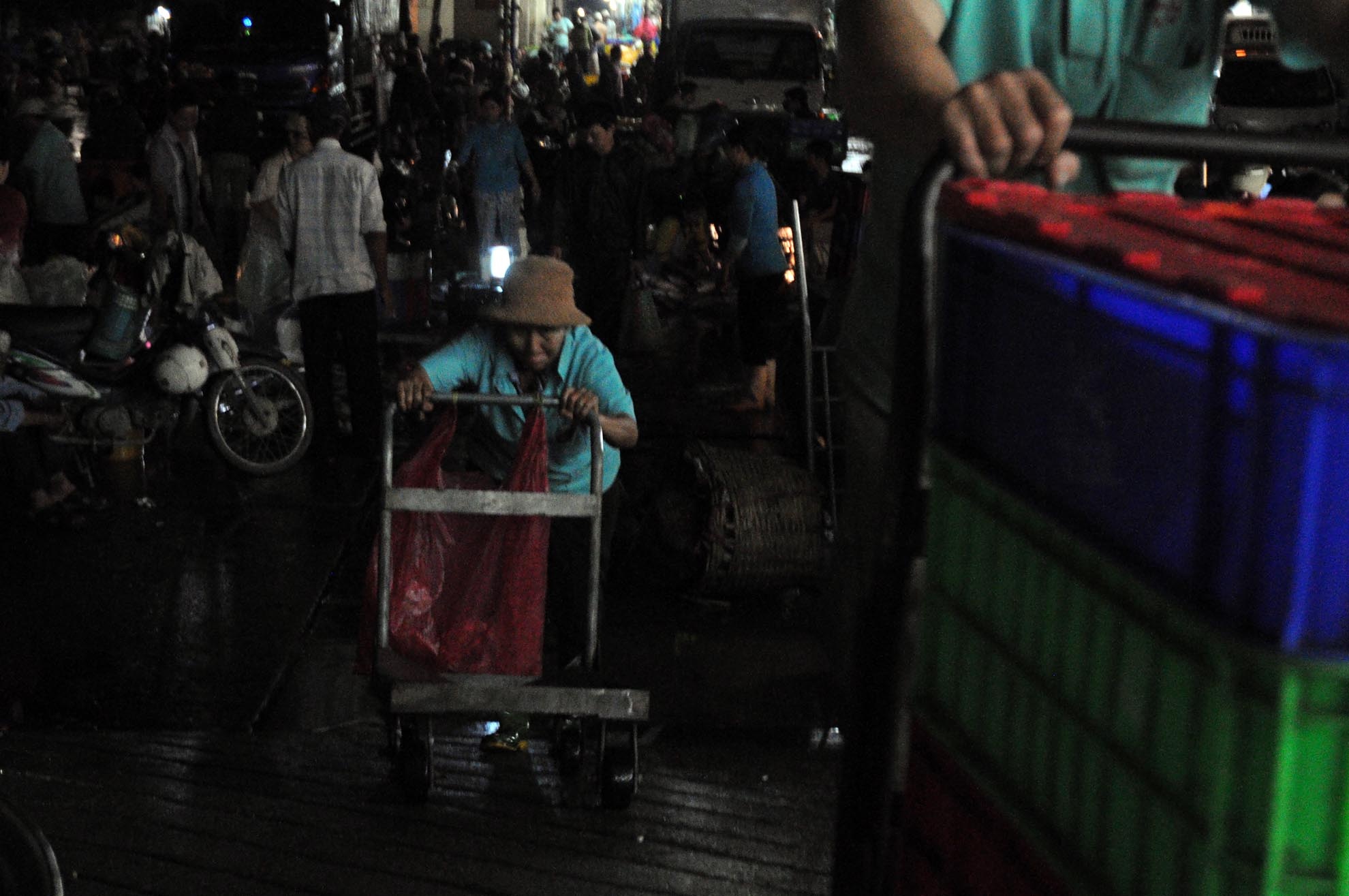 Mỗi đêm làm việc, bà phải đẩy khoảng 5 tấn hàng. “Những ngày đầu tiên làm nghề chưa quen, đêm về đau nhức khắp chân tay. Lâu dần thành quen, giờ tôi cảm thấy công việc cũng không quá vất vả”. Bà Năm tâm sự.