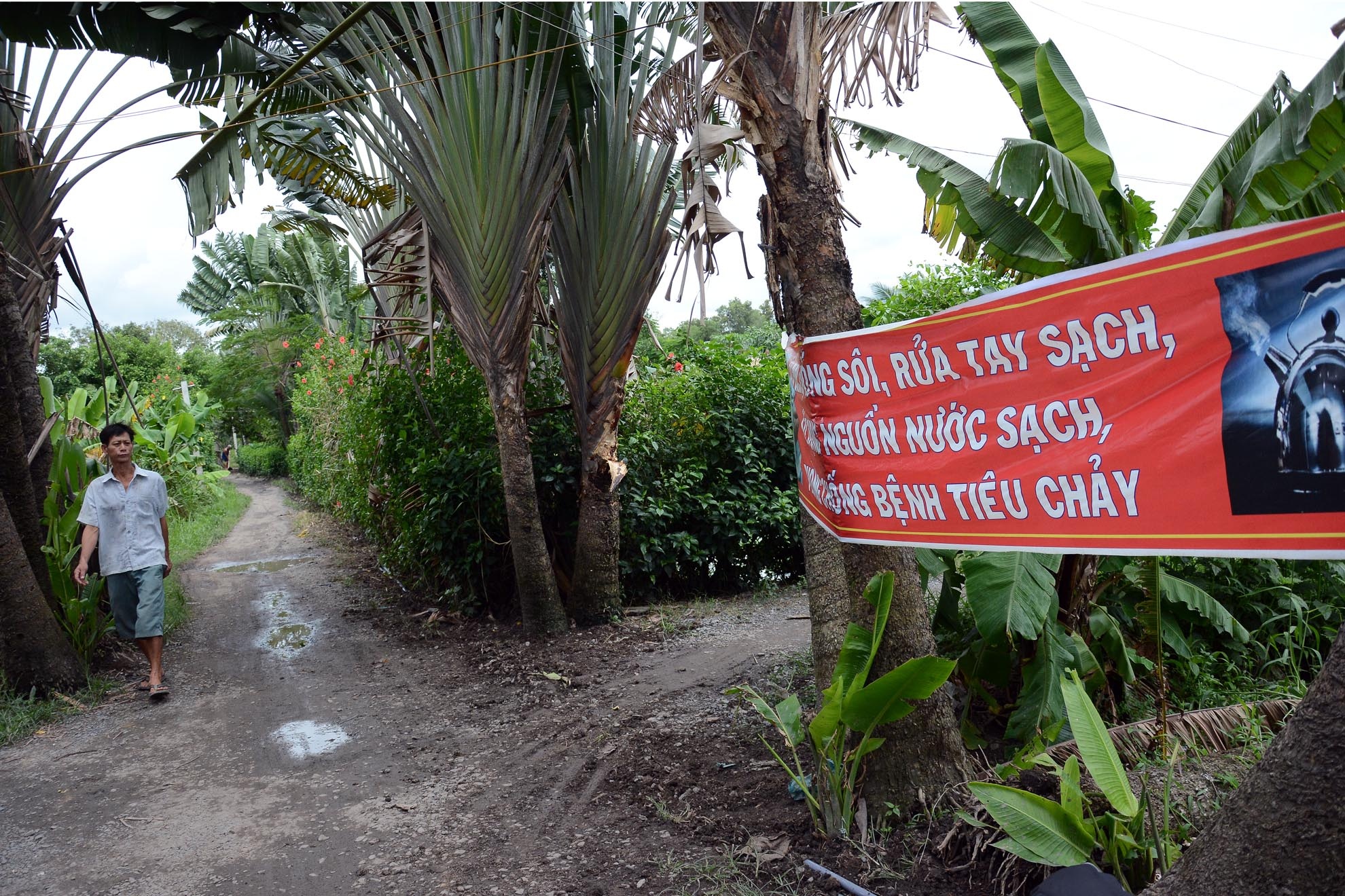 Có nước sạch, chính quyền cho treo các băng rôn, khẩu hiệu kêu gọi người dân giữ gìn vệ sinh, ăn chín uống sôi để không mắc các bệnh về đường tiêu hoá như thời gian trước.