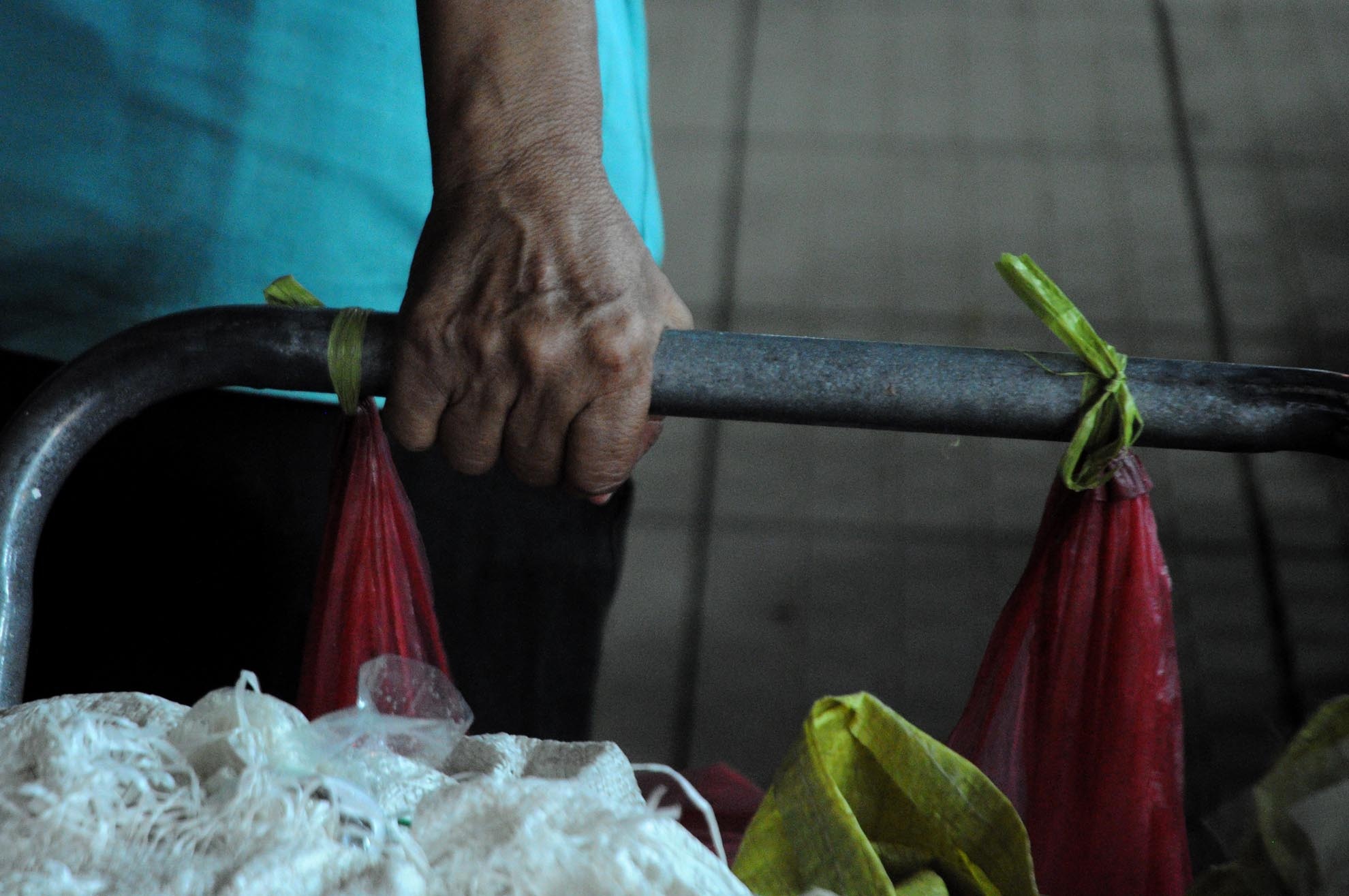 Để có công cụ đẩy hàng hóa, bà Năm cùng những cửu vạn ở chợ phải thuê xe của những người chủ ở đây. Mỗi chiếc 16.000 đồng/ đêm, riêng đối với những người lớn tuổi như bà Năm, phải bỏ thêm 5.000 đồng nữa để có được chiếc xe dễ đẩy.