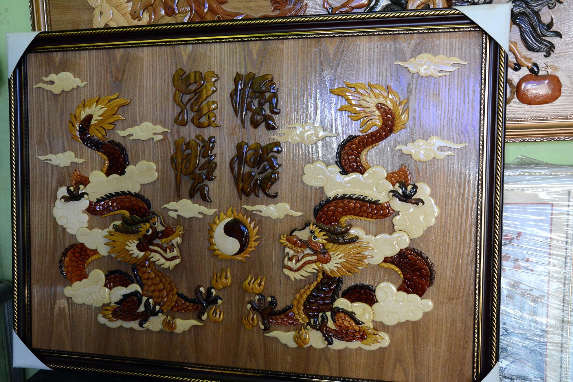 Giá cả còn từng thuộc vào hình dáng, kích cỡ sản phẩm, những bức tranh rồng phụng, mã đáo thành công có giá từ 4 đến 5 triệu đồng/sản phẩm, còn móc khóa có giá 7 đến 10 ngàn đồng/cái. 