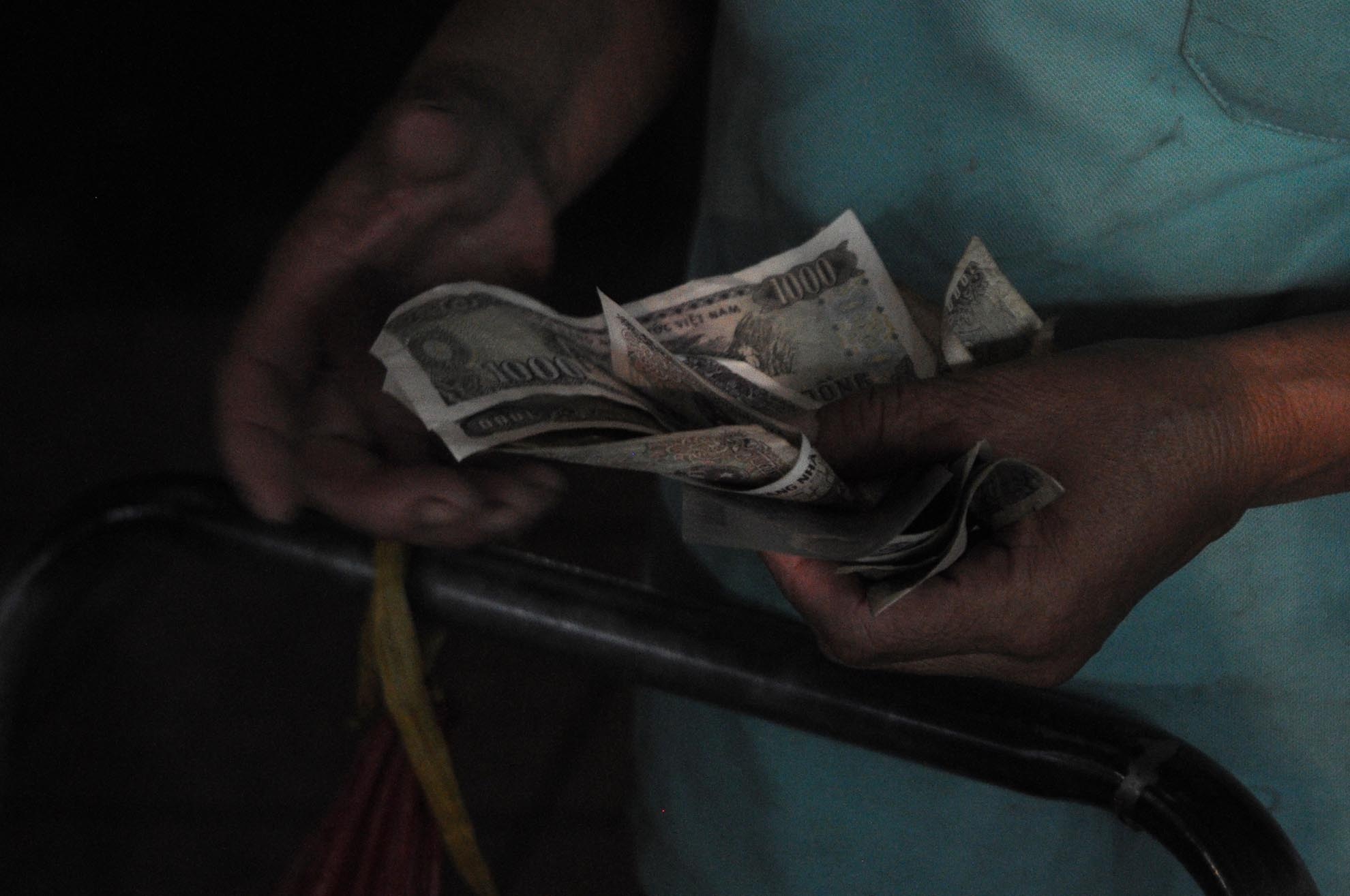 Sau khi giao hàng đến cho khách, bà sẽ nhận được tiền công từ chủ hàng. Mỗi chuyến khoảng 10.000 đồng, nhưng nếu làm mất hàng thì bà phải đền tiền.