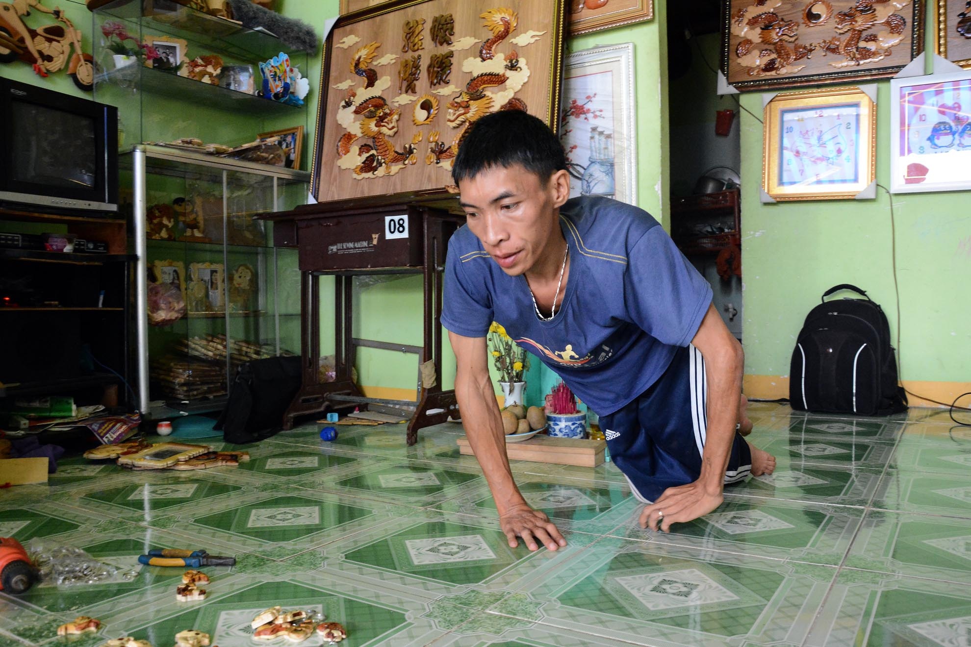 Tranh ghep go tien trieu cua chang trai bai liet hinh anh