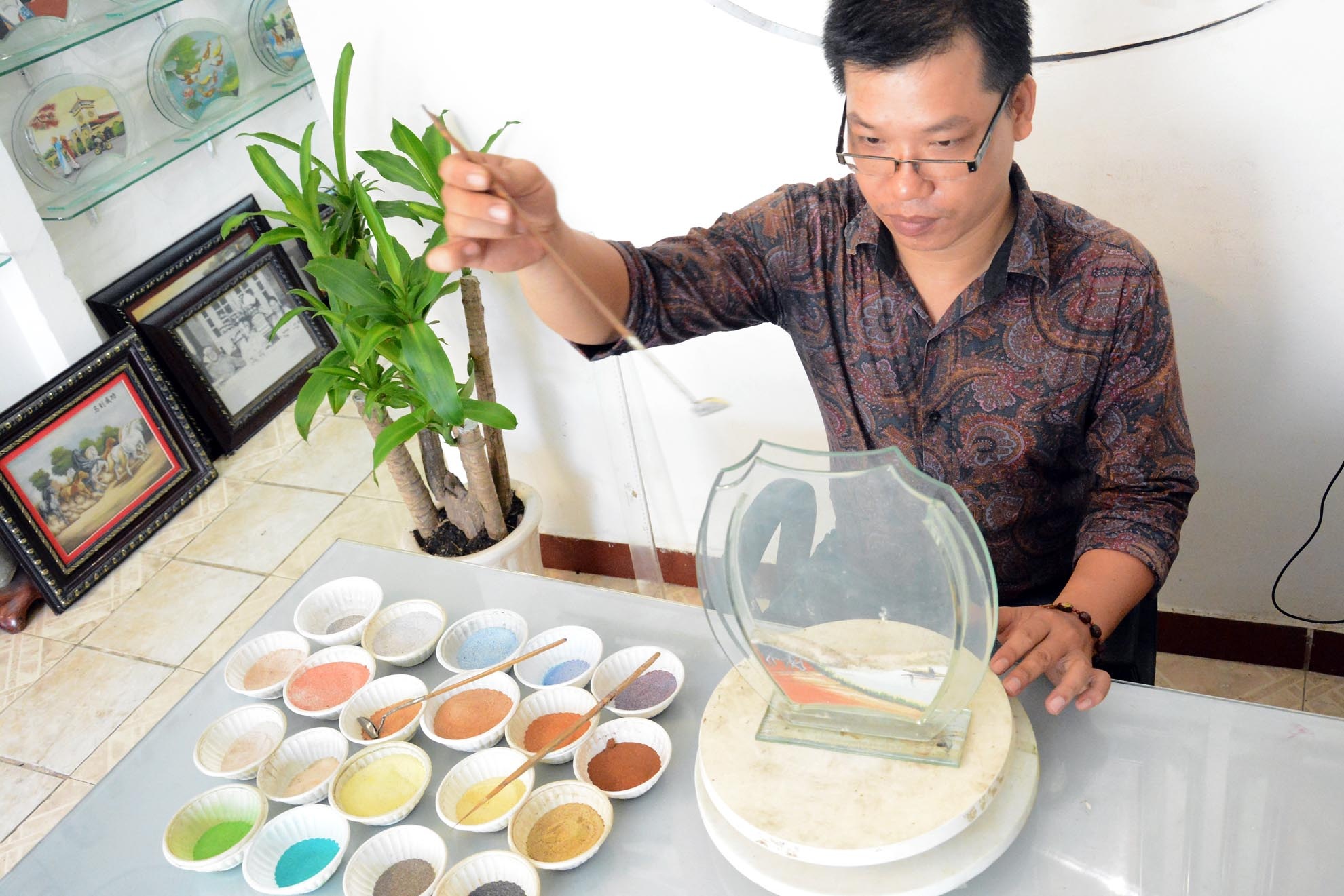 Anh Quang làm nghề tranh cát đã gần 10 năm nay, anh tỏ ra rất thích thú với công việc này. Anh chia sẻ: “Từ những hạt cát vô tri vô giác mà tạo nên những bức tranh nghệ thuật đó là điều thật tuyệt vời. Những tác phẩm tranh cát mang nhiều ý nghĩa nhân văn sâu sắc”.