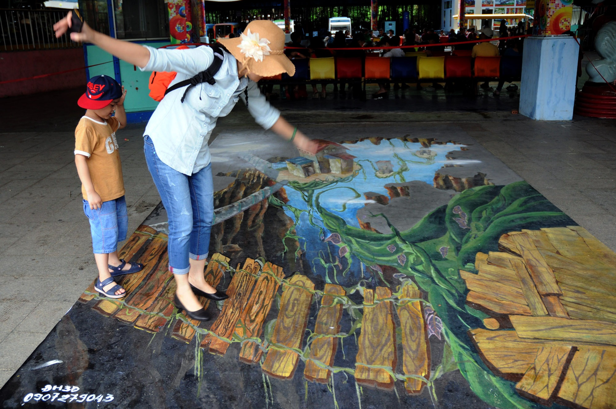 Nguoi Sai Gon thich thu chup anh voi tranh 3D cua sinh vien hinh anh