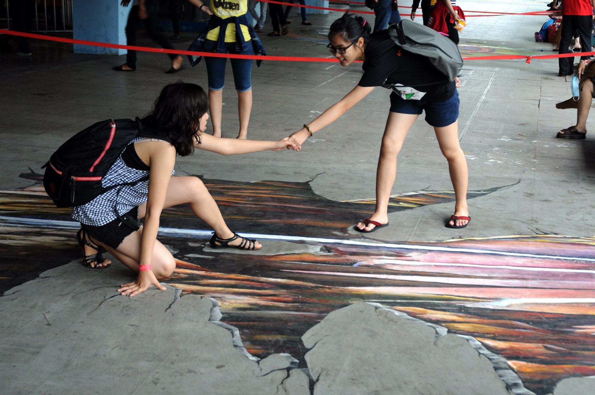 Các bạn trẻ là những người hào hứng với phong trào vẽ tranh 3D. bạn Hoàng Tử Tiên, sinh viên ĐH Sài Gòn cùng bạn đang tạo dáng bên một tác phẩm 3D. 