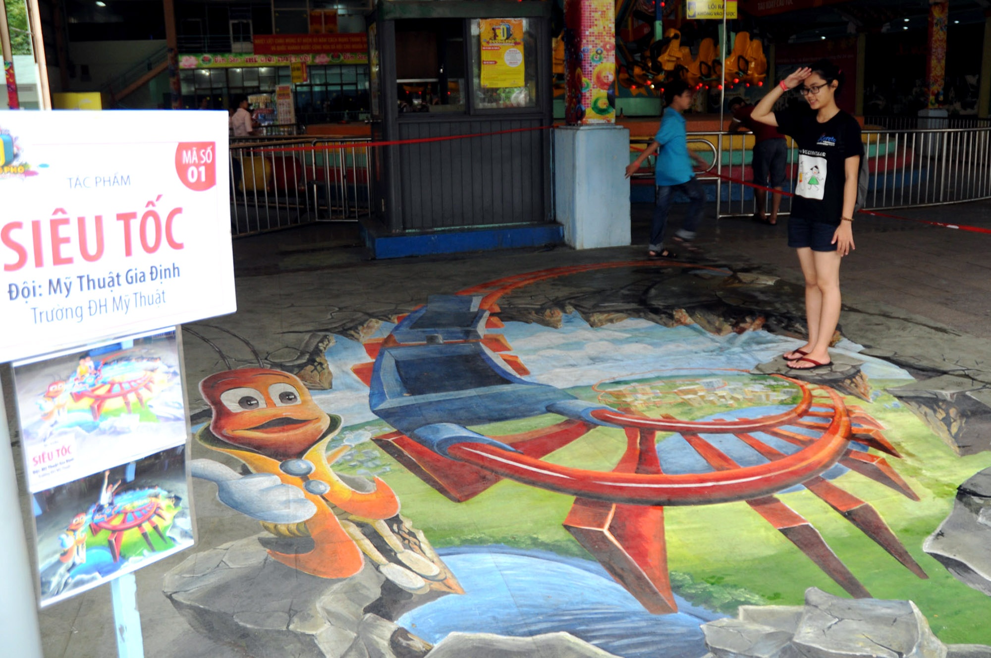 “Tôi được xem nhiều bức tranh qua internet, nhưng đây là lần đầu trực tiếp được ngắm chúng ngoài đời thực. Những bức tranh giống như thật vậy”, Tiên chia sẻ.