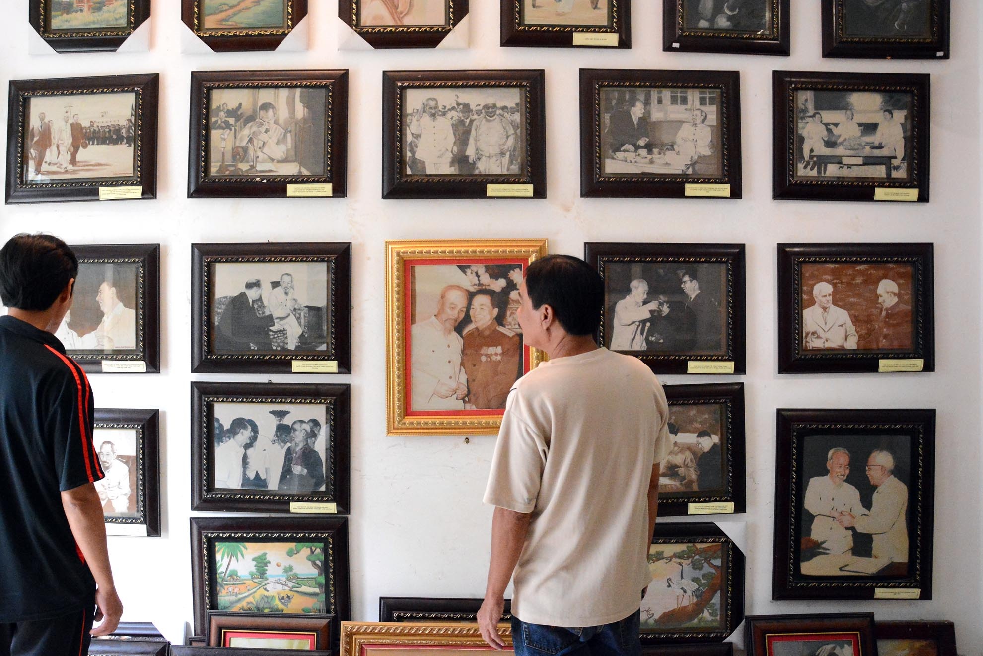 Anh Quang làm bộ ảnh 100 bức về Bác Hồ để kỷ niệm 100 năm Bác ra đi tìm đường cứu nước, các bức tranh này anh không bán, chủ yếu dùng để trưng bày, làm quà tặng.