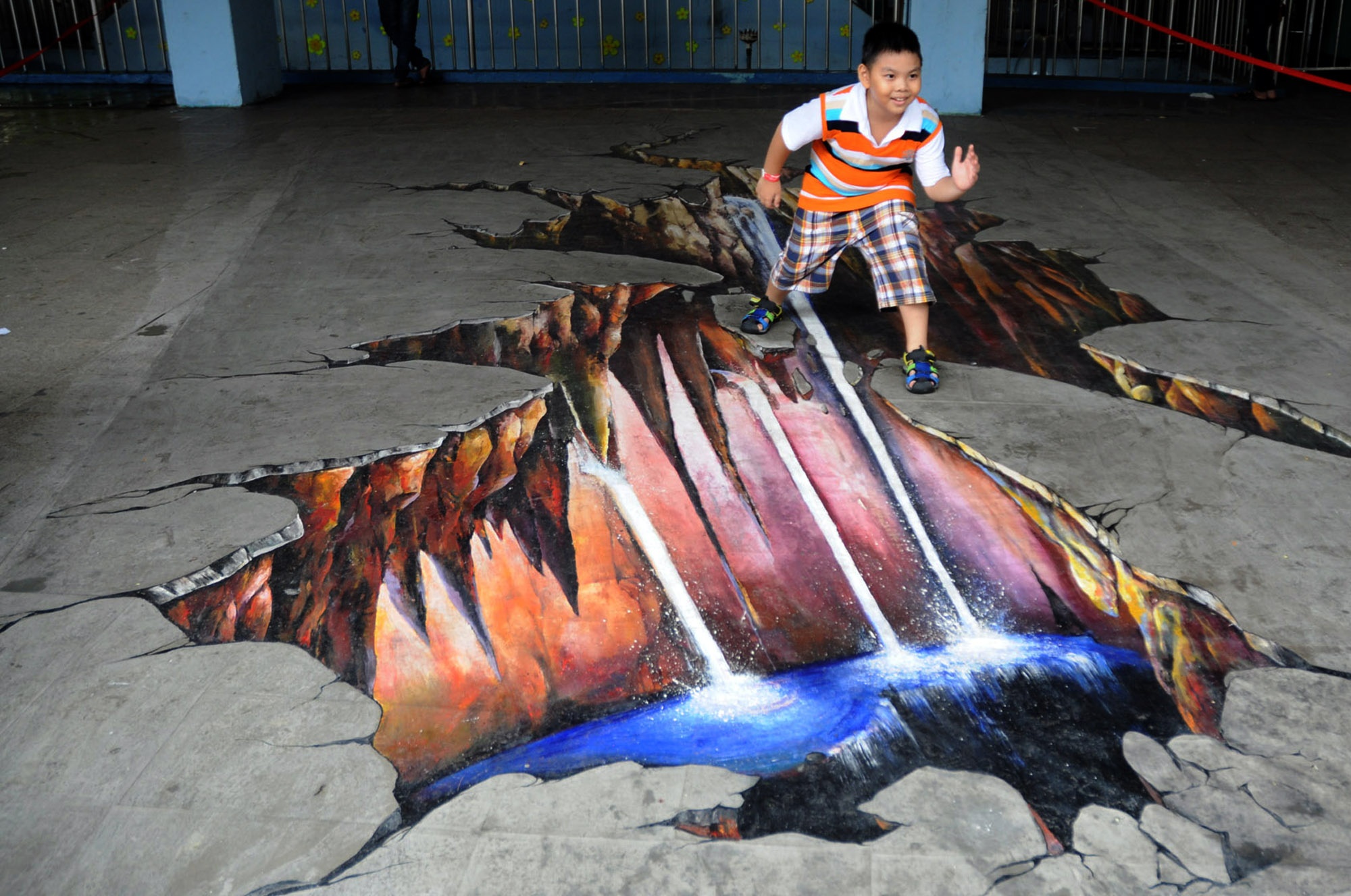 Bé Minh Khôi đang học lớp 3 rất thích thú bên bức tranh 3D “Rơi”. 