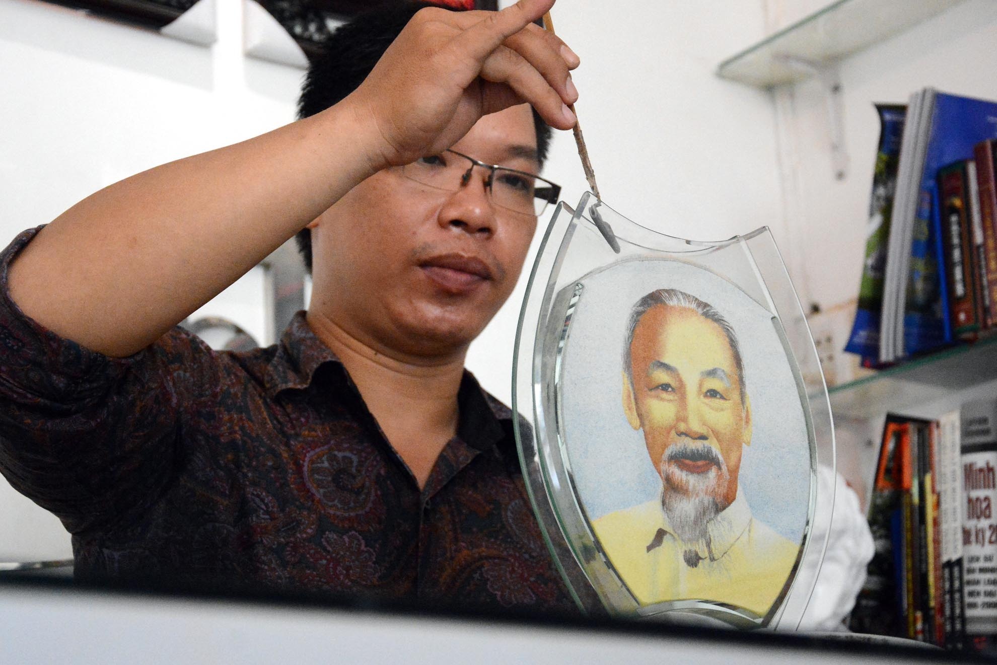 Hon 100 buc tranh cat ve Bac Ho cua hoa si tre Sai Gon hinh anh