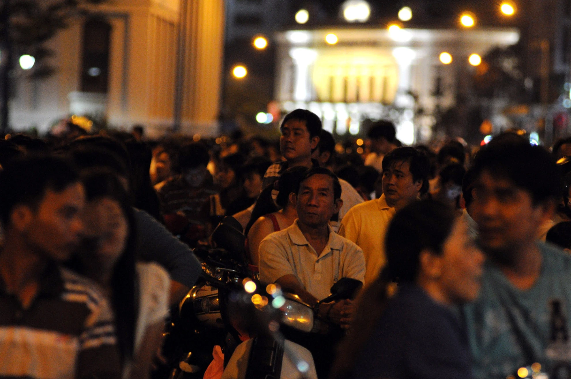 Khu vực cầu Camette được xem là có điểm nhìn tốt để xem pháo hoa cũng chật kín người.