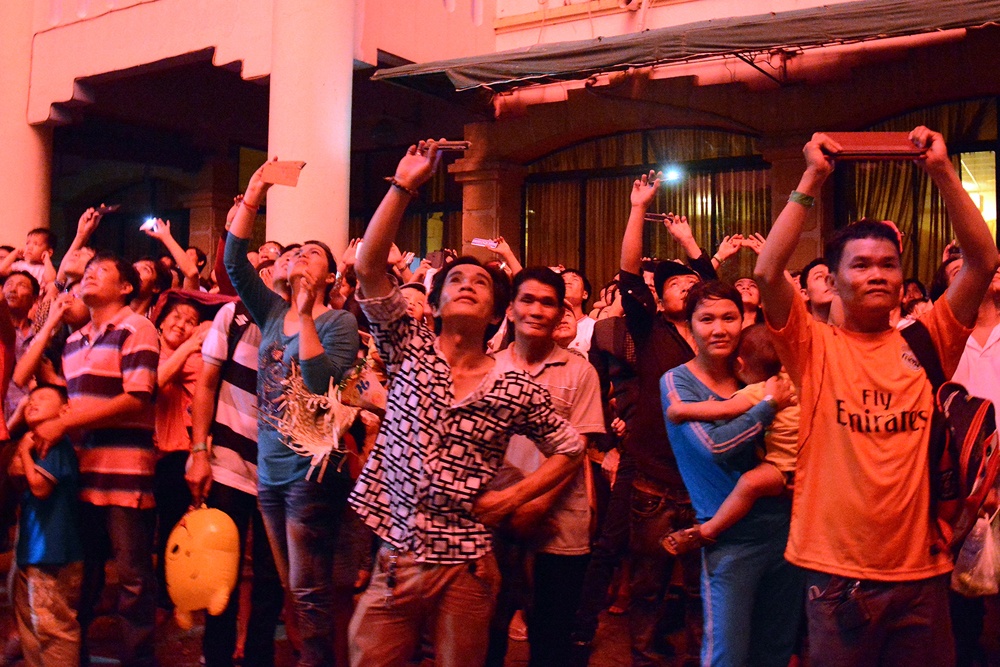 Hàng trăm ngườii cùng lưu lại khoảnh khắc khó quên.