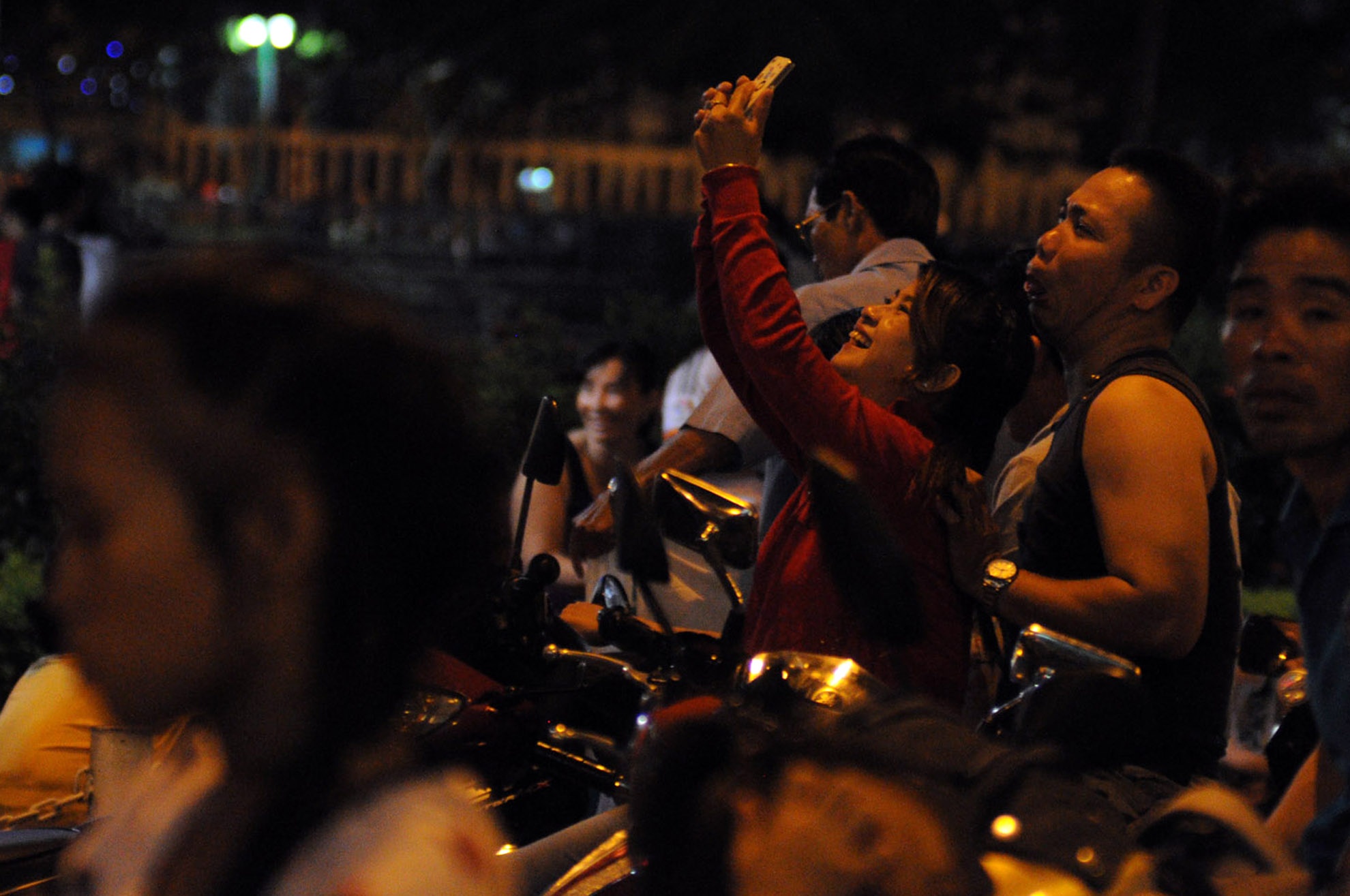 Dịp này cũng là để các đôi lứa gần nhau hơn.