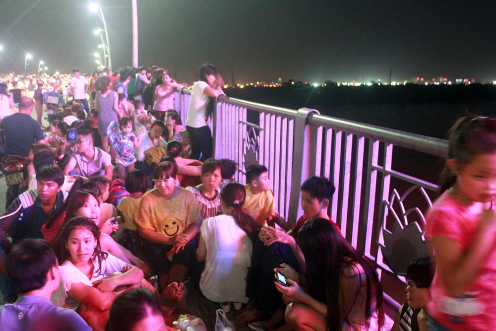 Nhiều người chiếm các cây cầu để xem pháo hoa dù đã có lệnh cấm.