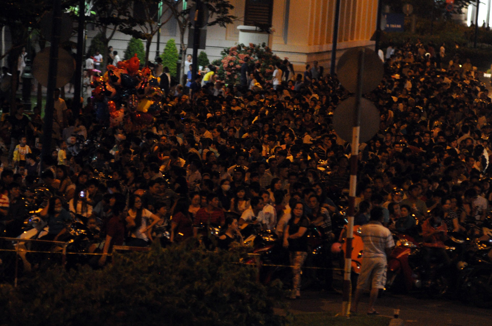 Những nơi có điểm nhìn tốt không một chỗ trống.