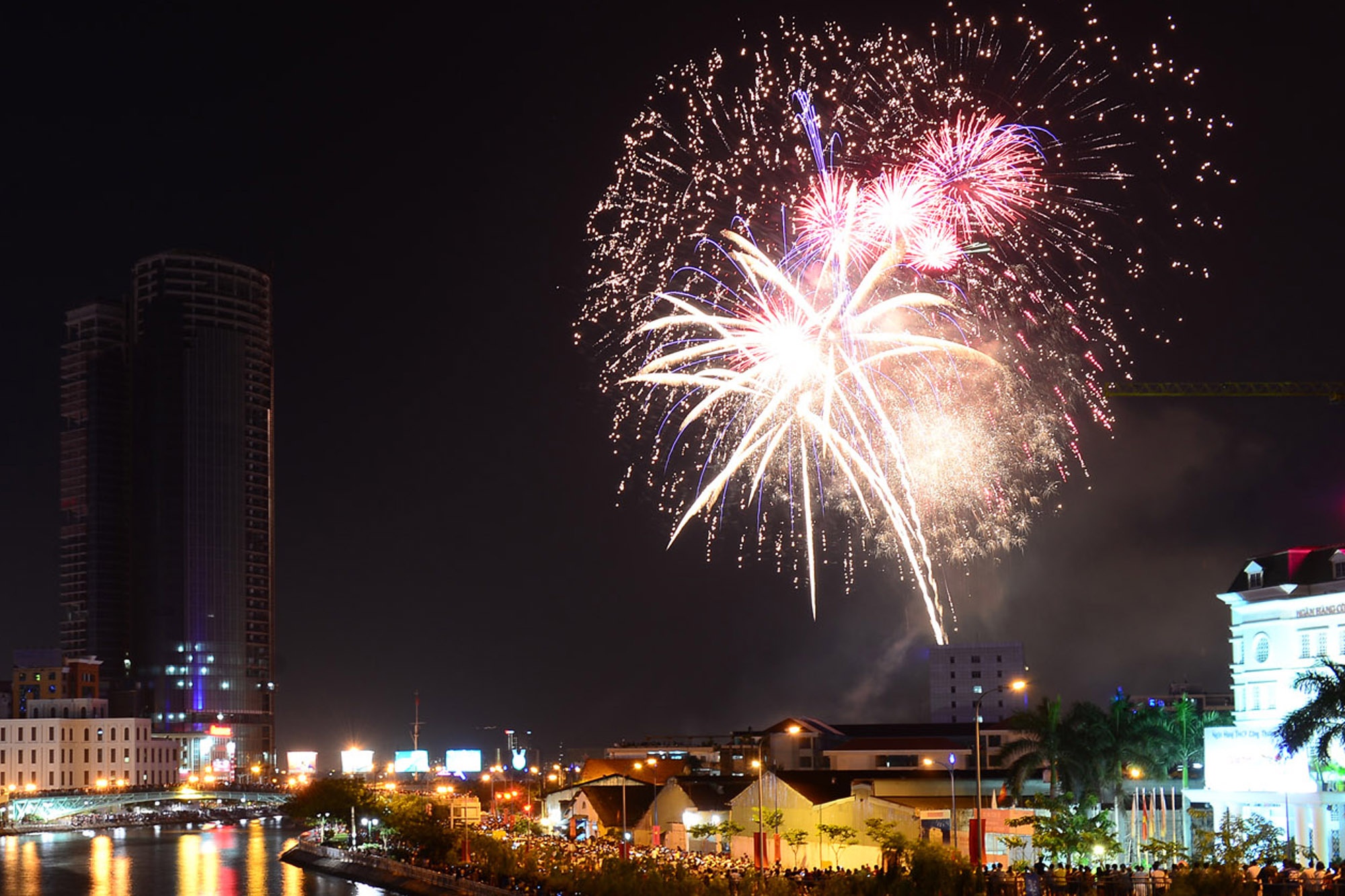 Đêm Quốc khánh ở TP HCM như thường lệ là một đêm vui với người dân.