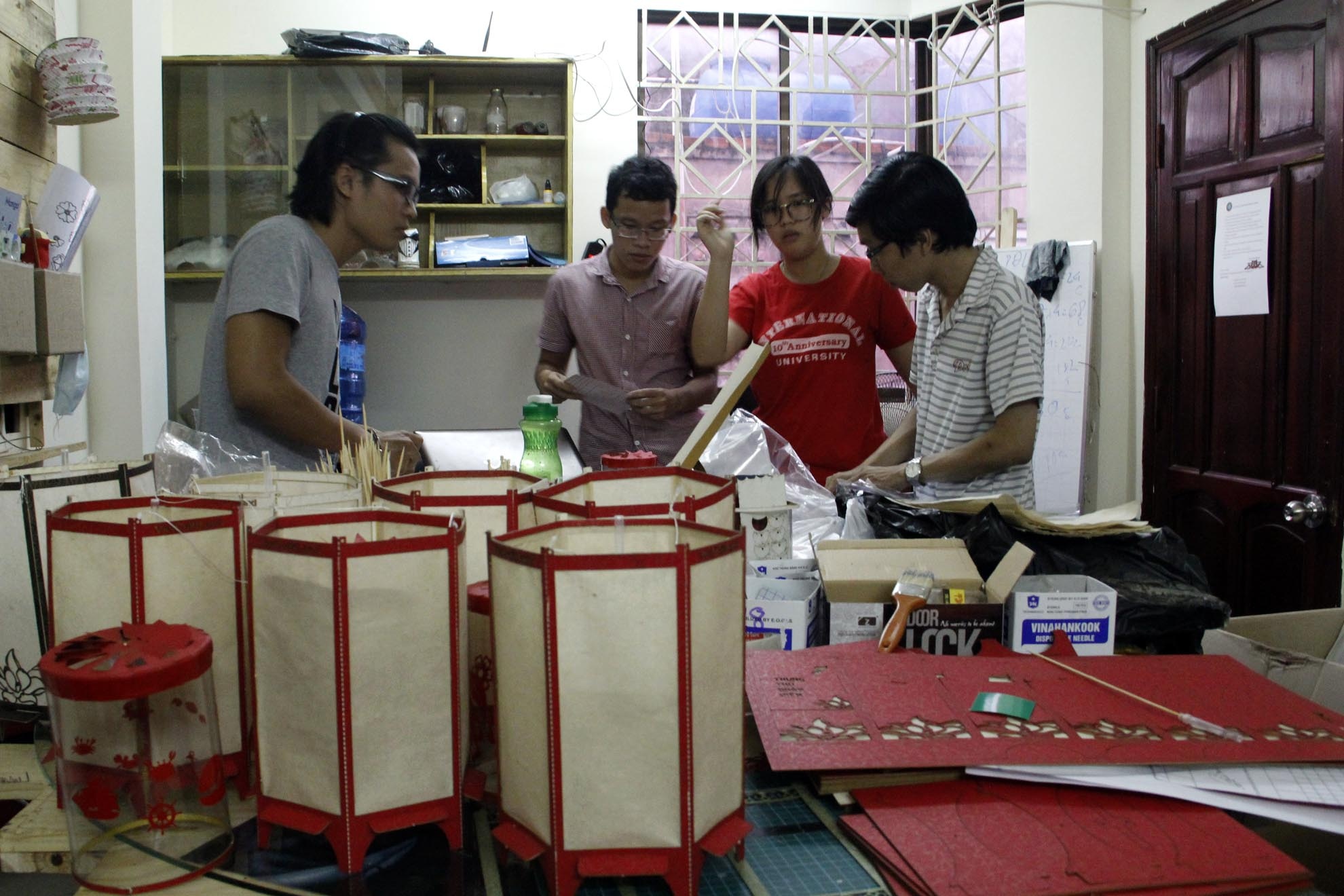 Nguyễn Hùng Cường sinh năm 1988 quê ở Lạng Sơn. Một bạn trẻ đam mê thiết kế những chiếc lồng đèn kéo quân truyền thống. Cường vốn học chuyên ngành mỹ thuật tại trường đh sư phạm nghệ thuật trung ương. Cường lập nên một nhóm bạn cùng sở thích với tên gọi Vietcraftland với khoảng 10 thành viên từ 20 -27 tuổi.