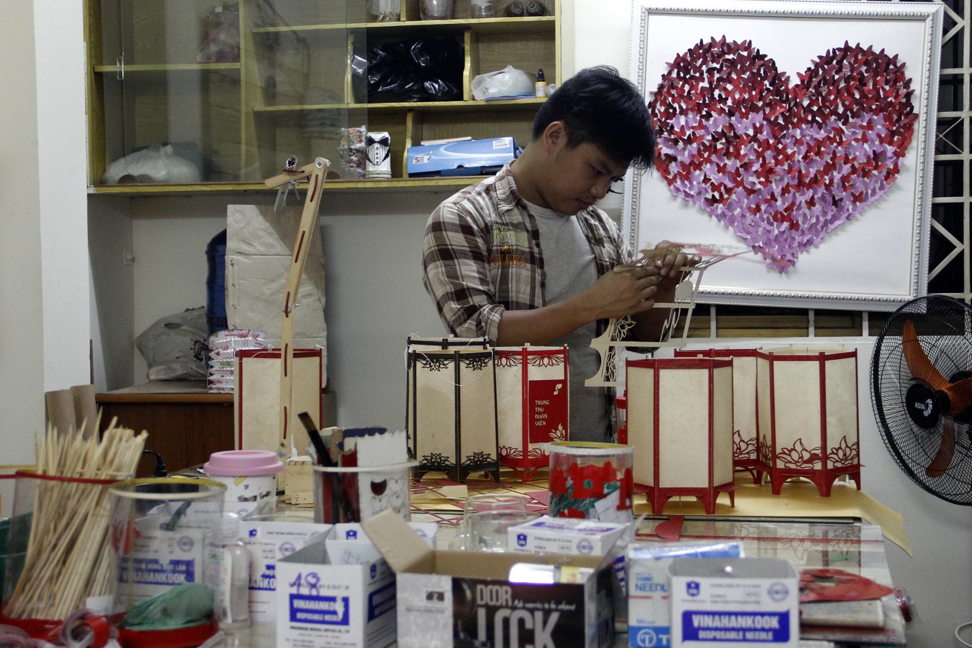 Cường cứ băn khoăn vì sao lồng đèn Việt Nam rất đẹp lại không thể cạnh tranh với các lòng đèn của Trung Quốc thế nên bạn quyết tâm tìm tòi để chế tạo lại chiếc đền truyền thống này.