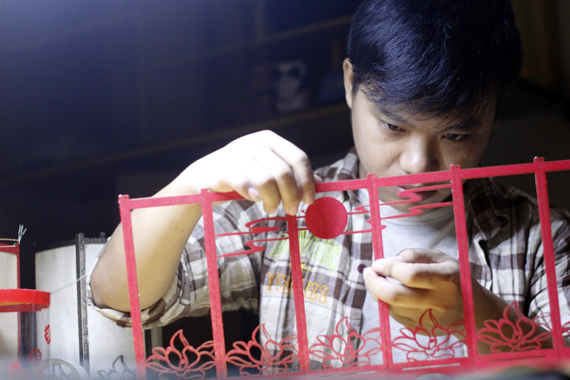 Những ngày đầu thiết kế rất kỳ công, vì không có công thức nào ghi chép lại nên Cường phải tự tìm hiểu nguyên lý hoạt động bằng sức nóng của đèn. Tự tìm các loại nguyên vật liệu sao cho phù hợp. Đảm bảo đèn đẹp, cứng cáp và bền.