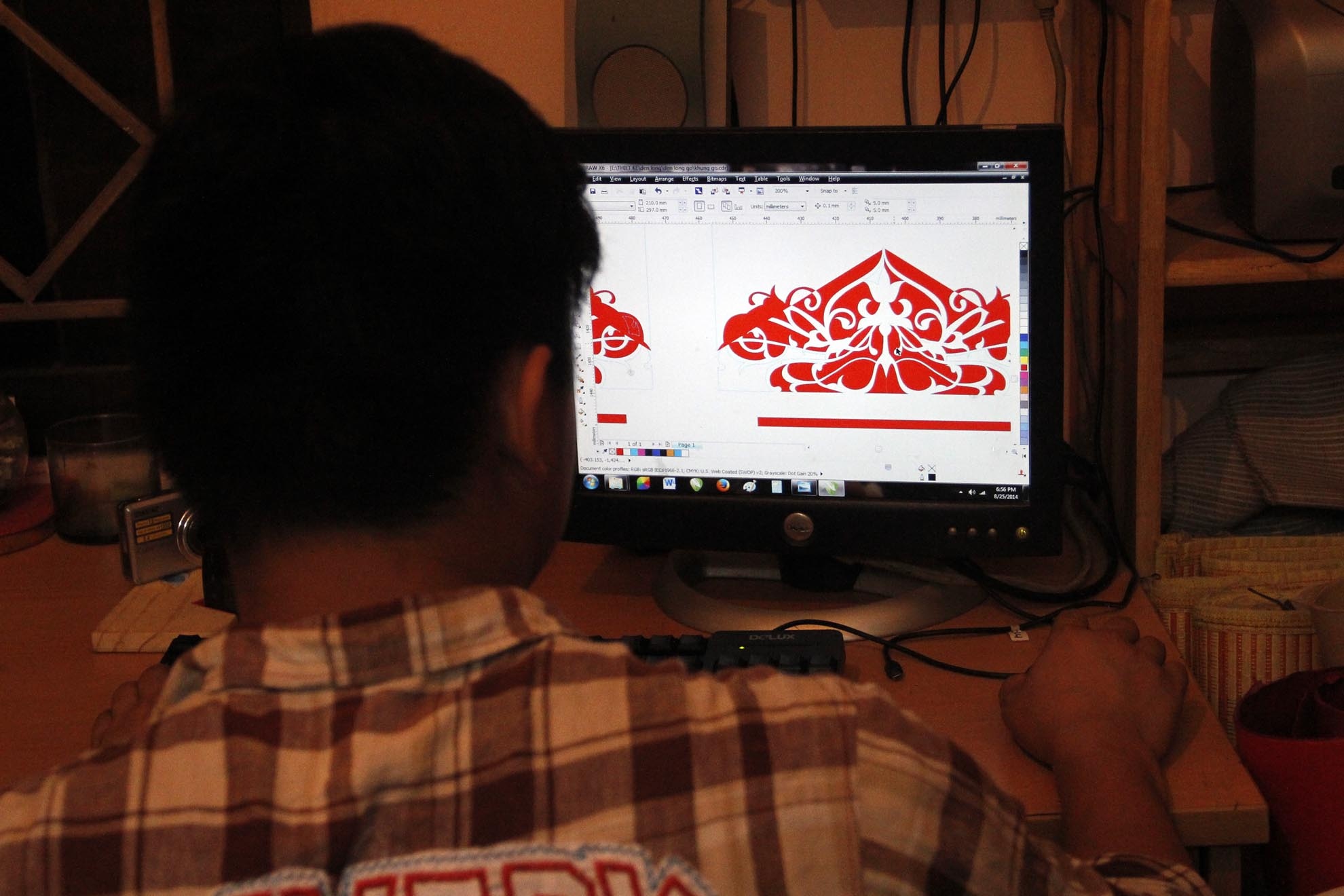 Sau đó Cường cùng nhóm tự mày mò tạo ra các bản vẽ thiết những mẫu hoa văn họa tiết sao cho thuần chất văn hóa Việt Nam. 