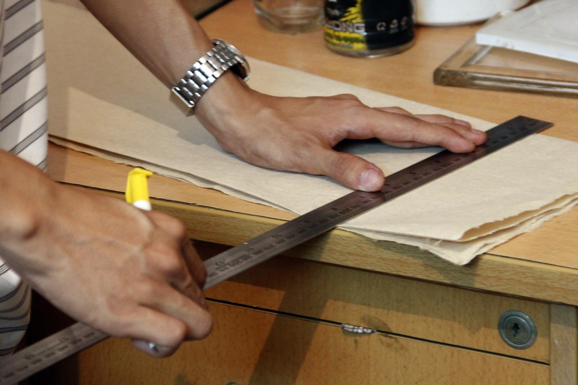 Nguyên vật liệu Cường cũng tìm sử dụng các vật liệu mộc truyền thống như giấy dó, giấy bồi, bìa cứng. Các đường nét đều được đo đạc tỉ mỉ để tạo ra sản phẩm đẹp nhất.