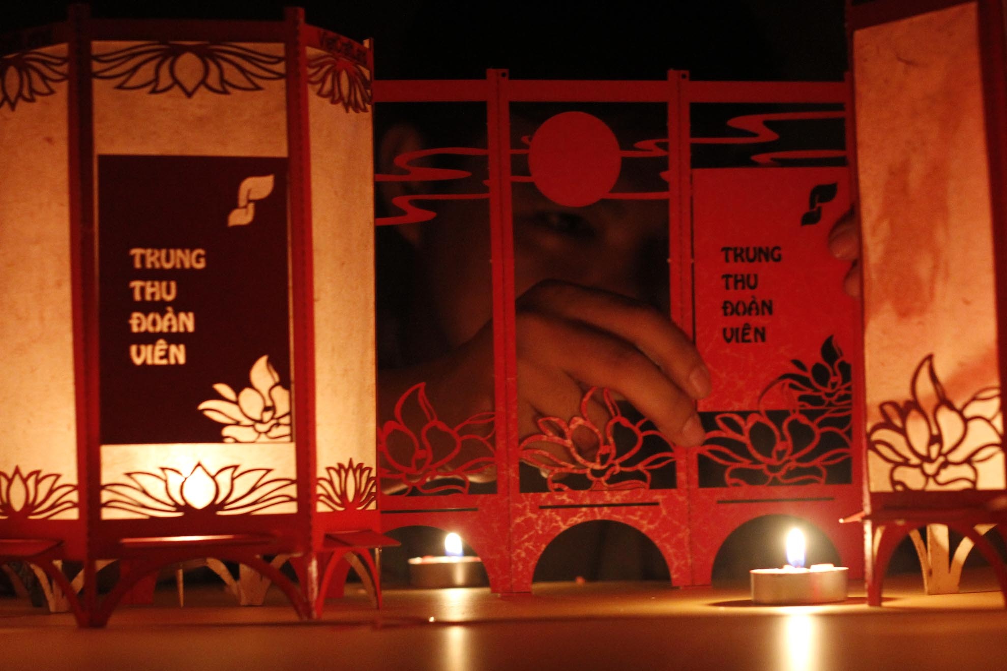 Việc thiết kế một chiếc đèn tới 30p, mỗi người làm tối đa 1 ngày chỉ đc 20 chiếc đèn. Và vẫn còn cồng kềnh, khó vận chuyển. Vậy nên Cường đã có sáng kiến là không bán một chiếc đèn hoàn chỉnh mà thay vào đó là đóng gói đèn như  bộ đồ chơi lắp ghép. 