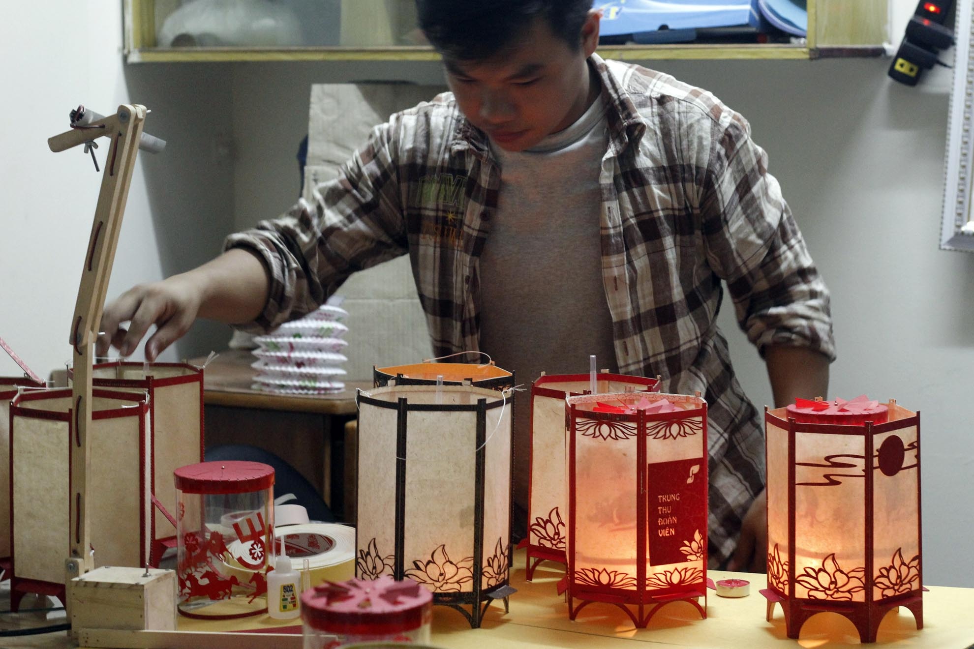 Cường chia sẻ: “Hình ảnh cả gia đình cùng nhau lắp ráp một chiếc đèn làm cho niềm vui trung thu ý nghĩa và đầm ấm hơn, các em nhỏ đã thôi không cầm ipad, máy tính bảng chơi game mà hào hứng ngồi lắp ghép cùng cha mẹ, các bạn,  các em ko còn đòi mua những chiếc đèn gắn pin, gắn nhạc bán sẵn mà thích thú tự làm.