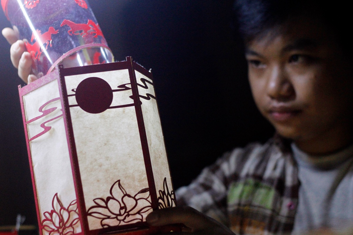 Den keo quan doc dao lap ghep nhu do choi o Sai Gon hinh anh