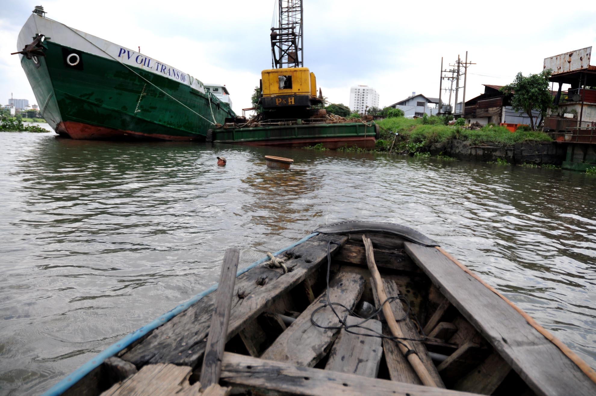 Thường thì anh Vinh đãi trùn chỉ dọc bờ sông, nơi con nước chỉ đến ngang cổ. Tuy nhiên, có nhiều chỗ nước lớn, nhiều trùn anh Vinh cũng phải lặn xuống để vớt.