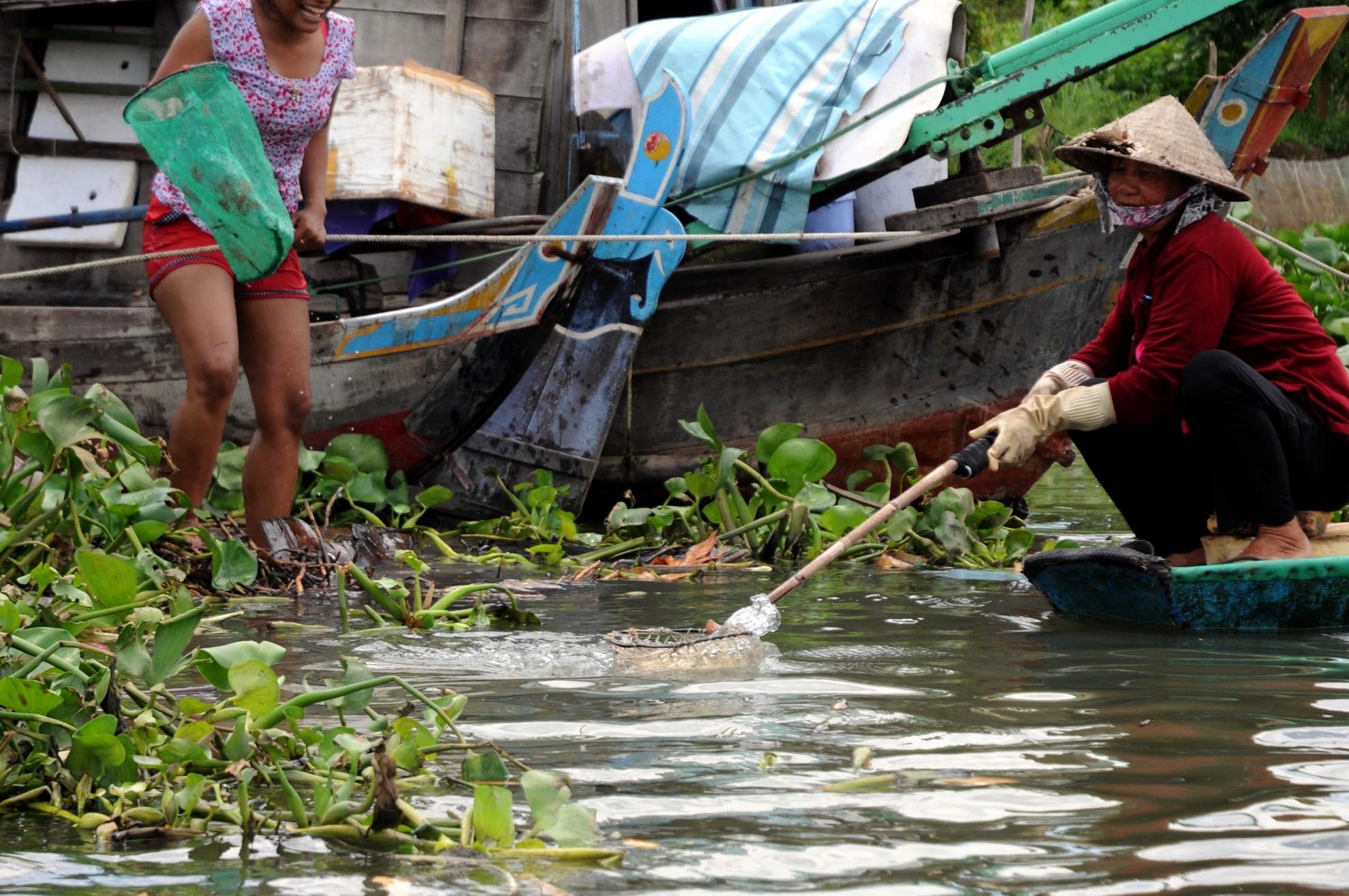 Ngoài vớt ve chai, bà Huệ còn tranh thủ vớt cá ở trên sông để về làm bữa ăn.