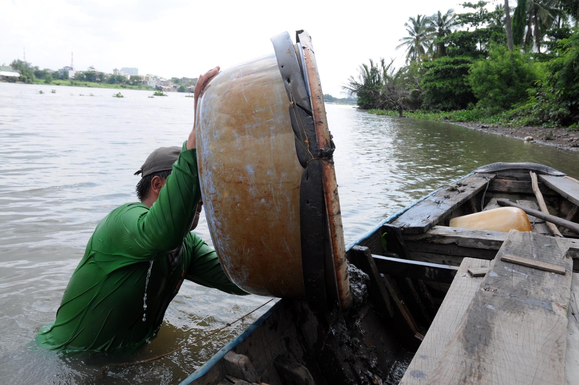 Sau một ngày đi đãi trùn trên sông, anh Vinh phải mang theo lớp bùn đất về nhà lọc sạch để chỉ còn mỗi trùn thì mới mang đi bán được.