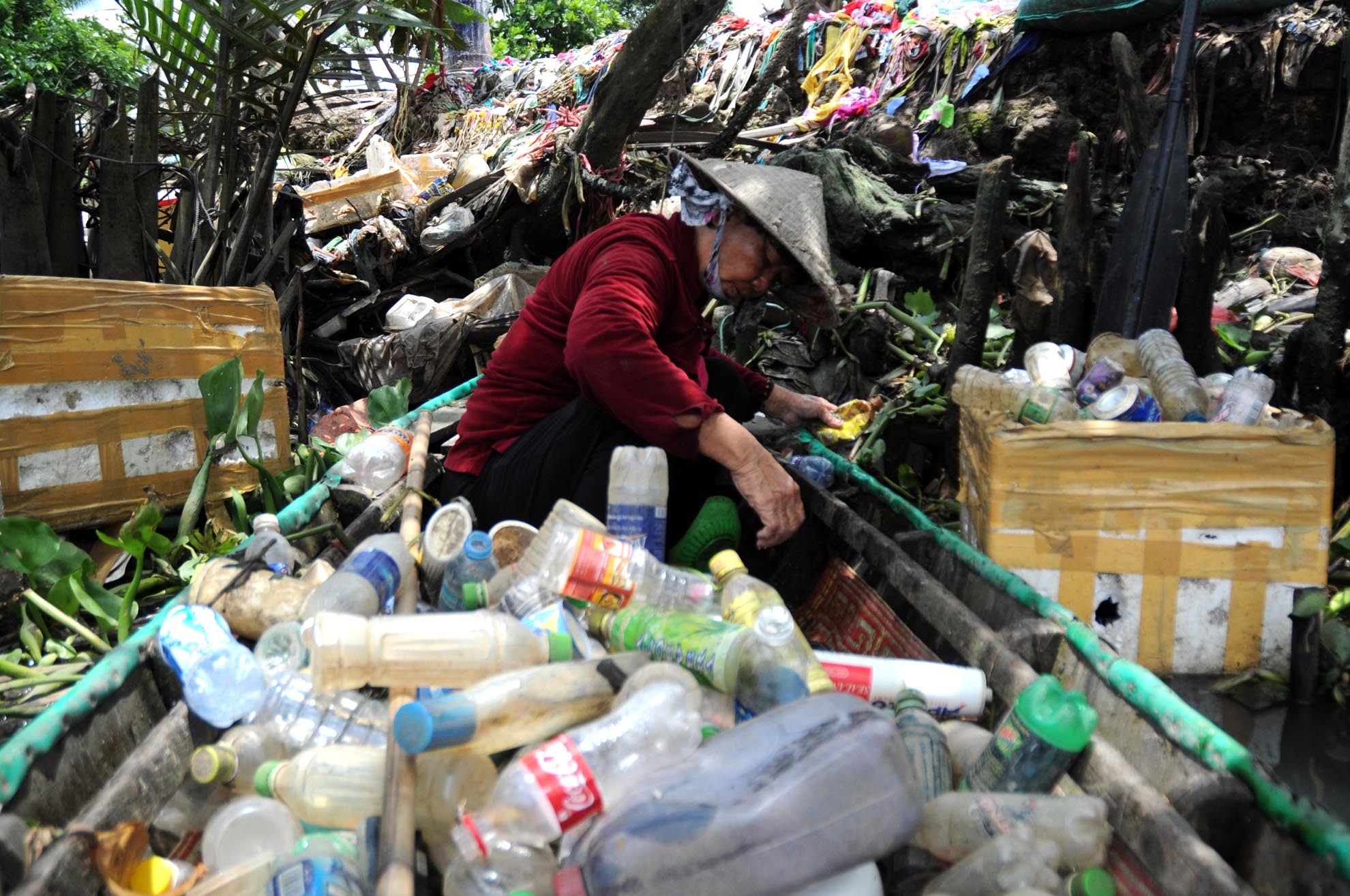 Mỗi ngày, bà đi từ sáng sớm đến 2h chiều mới về nhà. Sau đó thì ngồi phân loại các thứ ve chai để chờ đến cuối tuần đem bỏ cho vựa.