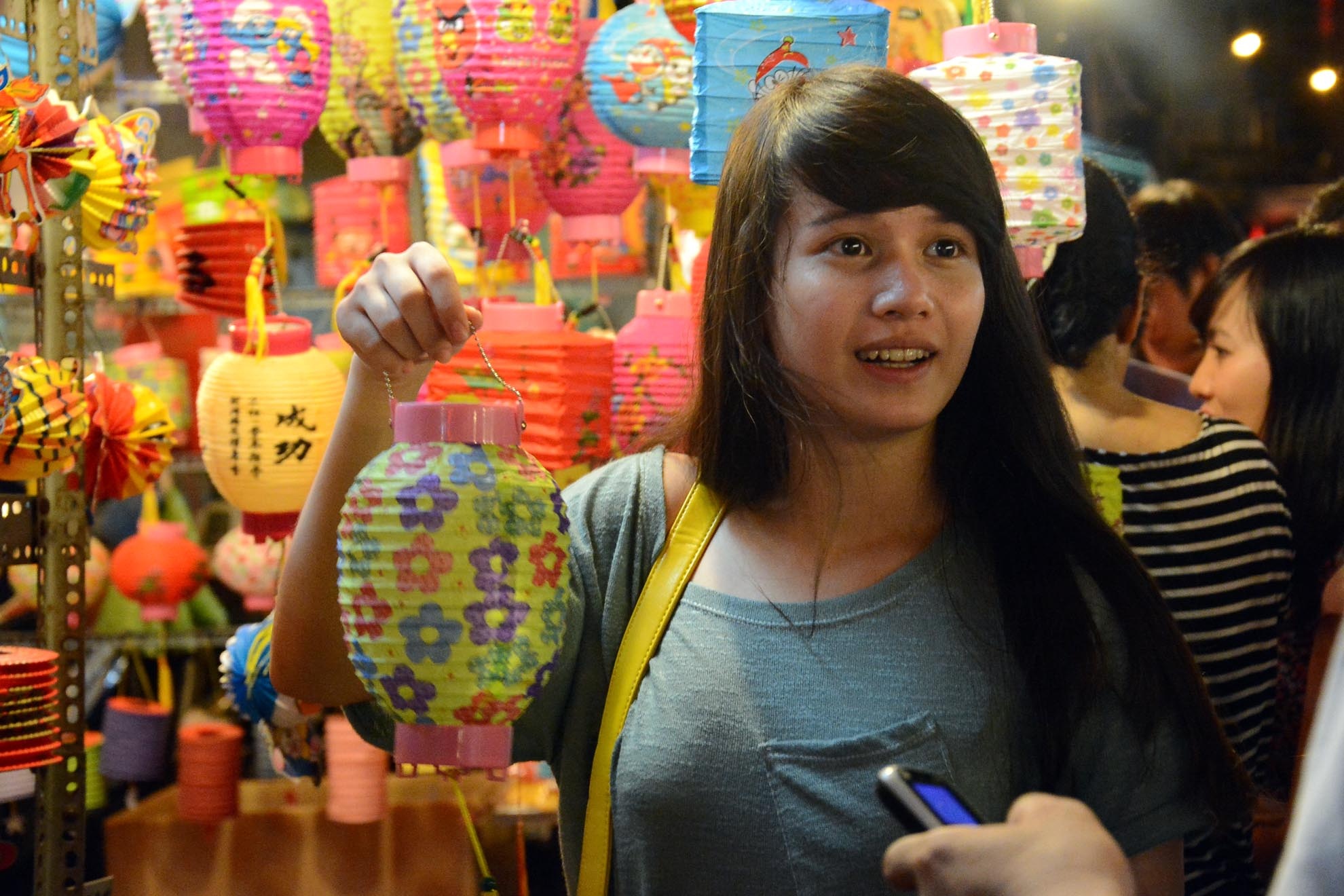 Đến với phố lồng đèn, nhiều người có dịp ôn lại những kỷ niệm đáng nhớ thời ấu thơ.