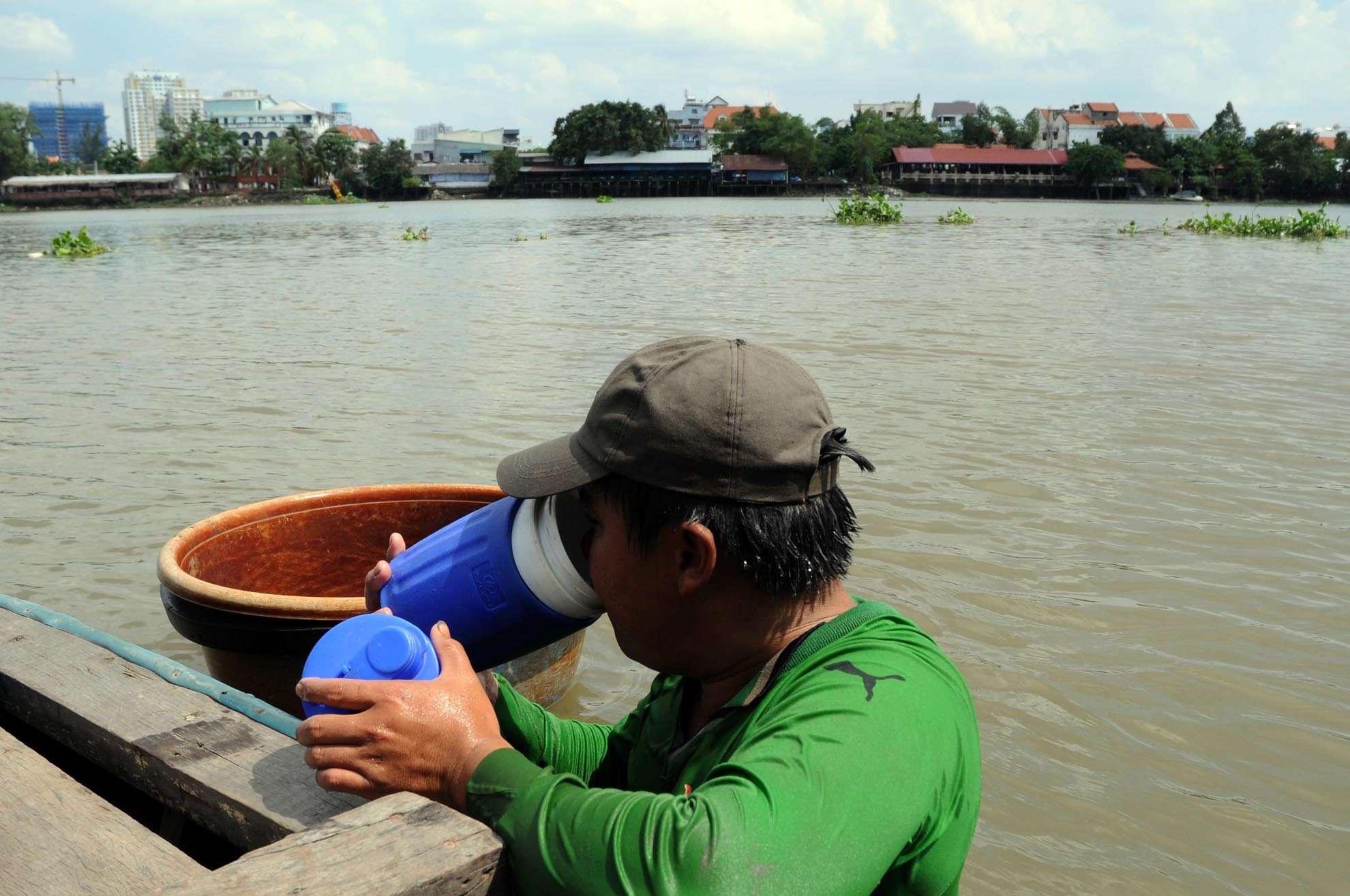 Ngày xưa, ít người đi đãi thì còn nhiều trùn dễ kiếm. Giờ có nhiều người cũng sắm đồ nghề đi đãi nên kiếm được trùn cũng khó. Mỗi ngày, anh Vinh đãi được khoảng 15 lon trùn, mỗi lon giá khoảng 10.000 đồng.