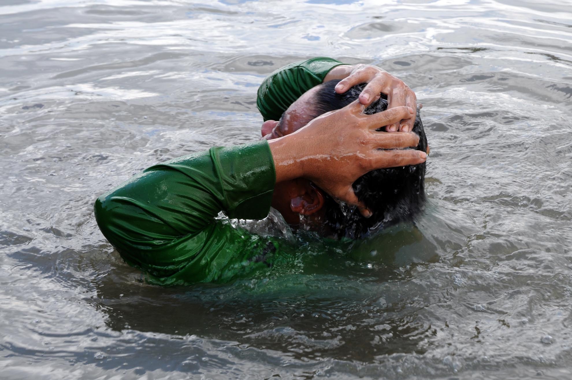 Một ngày ngâm mình trên sông của anh Vinh, kết thúc khi mặt trời đã tắt. Anh vội làm sạch người để về nhà.