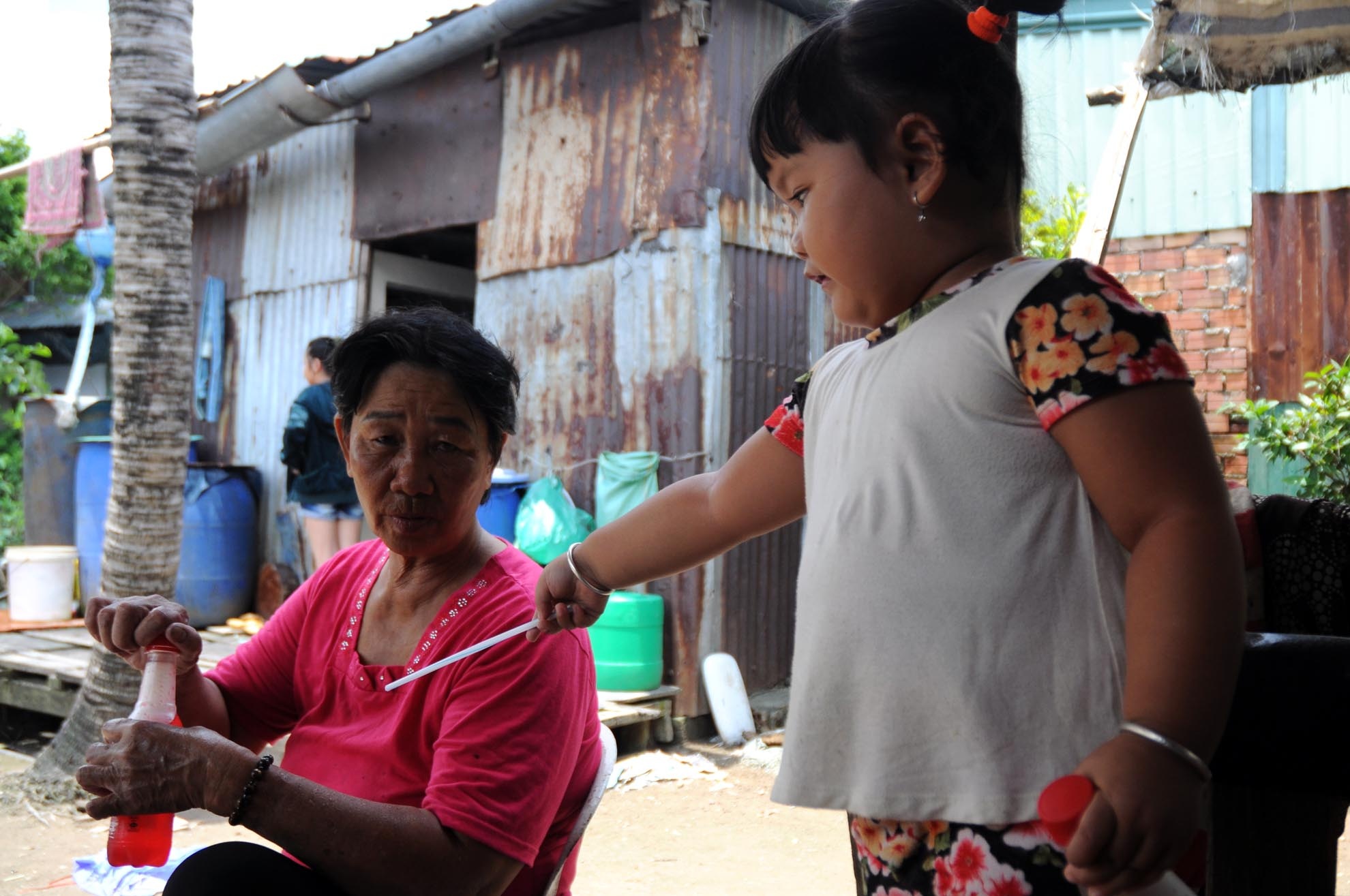 Niềm vui nhỏ nhỏ cuối ngày của bà Huệ, có lẽ là lúc được chơi đùa bên đứa cháu ngoại 3 tuổi của mình.