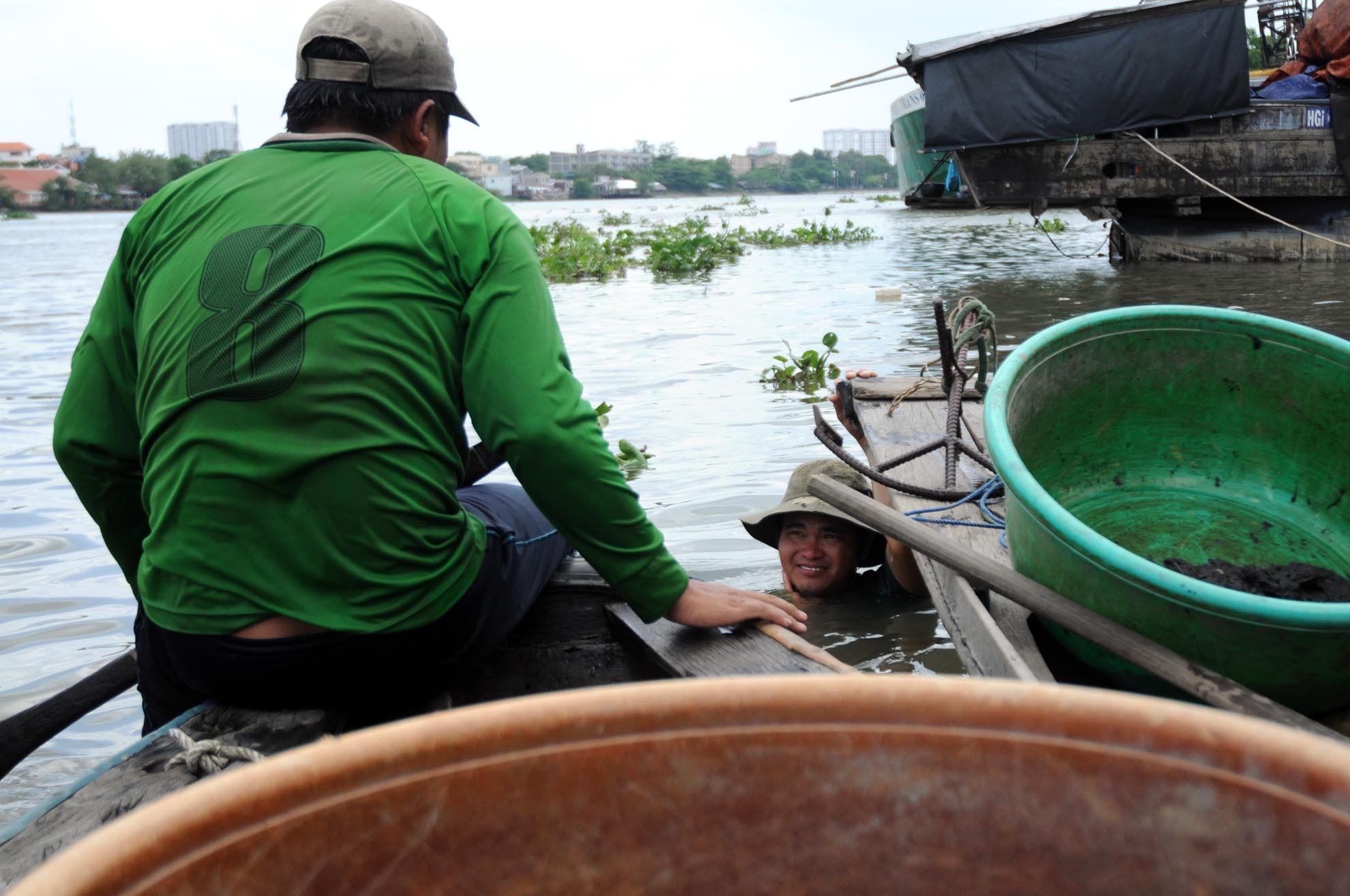 Giây phút thảnh thơi nhất của anh Vinh cùng những người đãi trùn chỉ. Khi họ cùng nhau tâm sự chuyện công việc, chuyện cuộc sống trên sông nước của mình