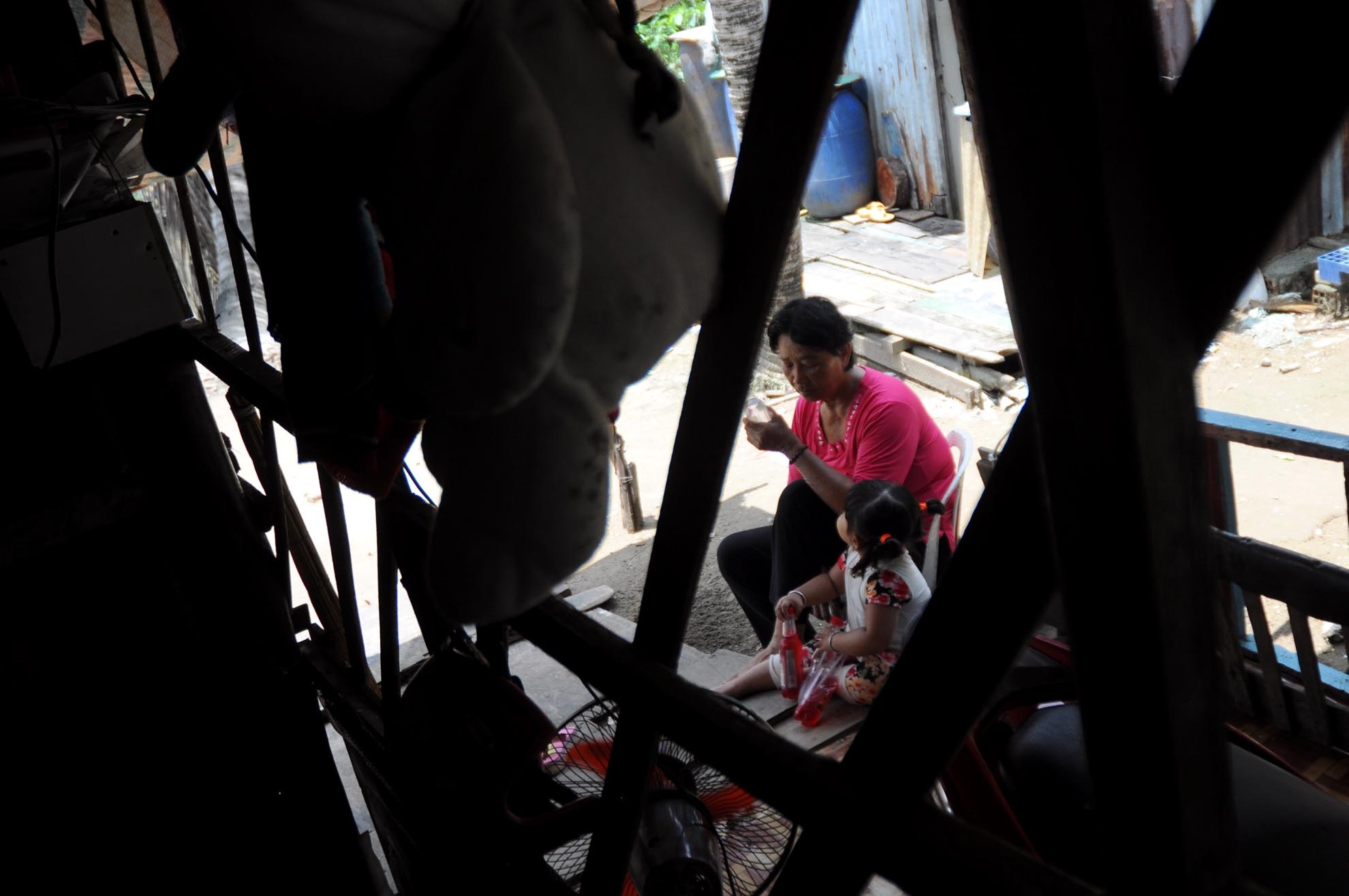 Ngôi nhà bà cùng con gái và đứa cháu ngoại đang ở gần bờ sông, là đất mượn của người khác để cất nhà. Dù vậy, bà cảm thấy vui vì có một chỗ chui ra, chui vào.