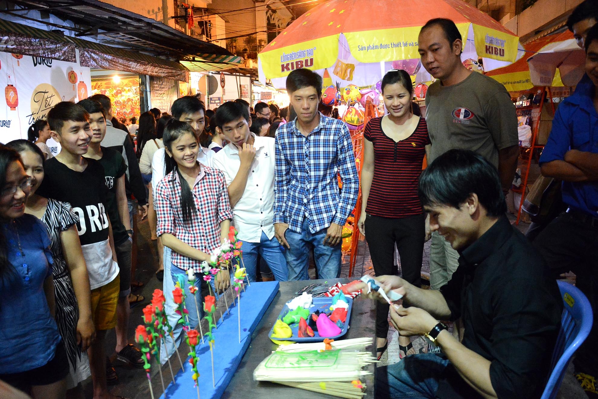 cứ mỗi dịp Trung Thu về là Phố Lồng đèn quận 5 lại rực rở sắc màu thu hút du khách gần xa. Đây là một hoạt động văn hóa mang bản sắc riêng, hết sức độc đáo của Sài Gòn. 