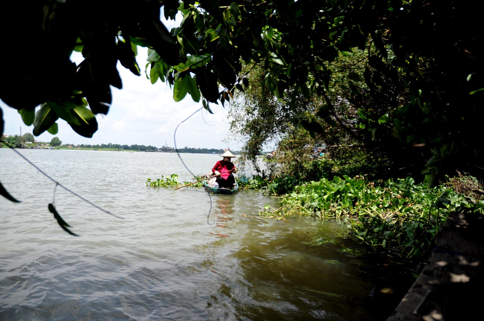 Bà Phạm Thị Huệ (74 tuổi, ngụ Thủ Đức) sống ở  mé sông Sài Gòn. Đã 10 năm nay, bà Huệ lấy nghề lượm ve chai trên sông làm nghề nghiệp chính của mình.