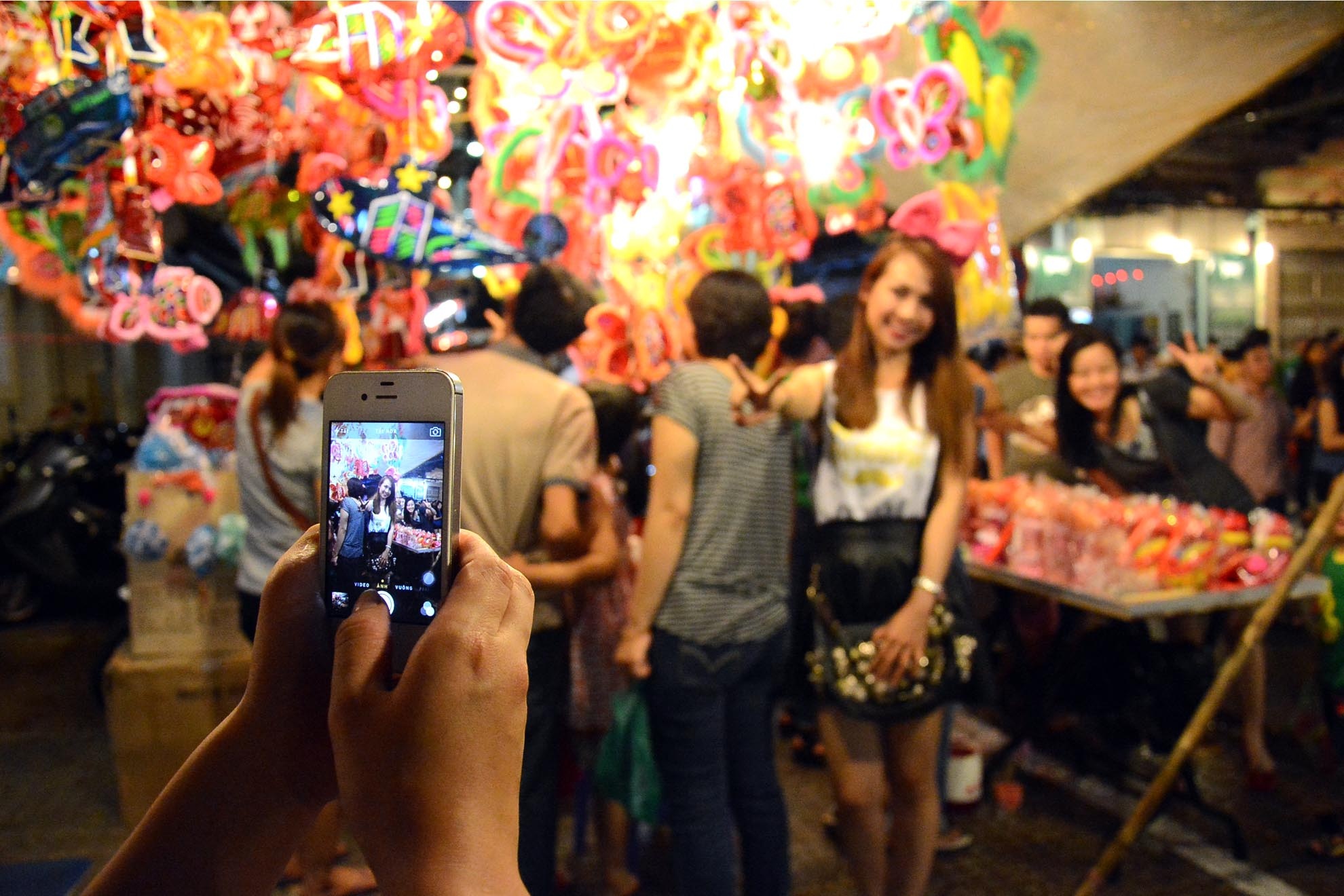 Từ rằm tháng 7 cho đến rằm tháng 8, từ 6 giờ tối, nhiều người giữ xe tự phát trên các con đường gần phố lồng đèn Quận 5 như Trần Hưng Đạo, Nguyễn Trãi, Lương Nhữ Học... lại vẫy khách ghé giữ xe để tham quan khu phố lồng đèn.