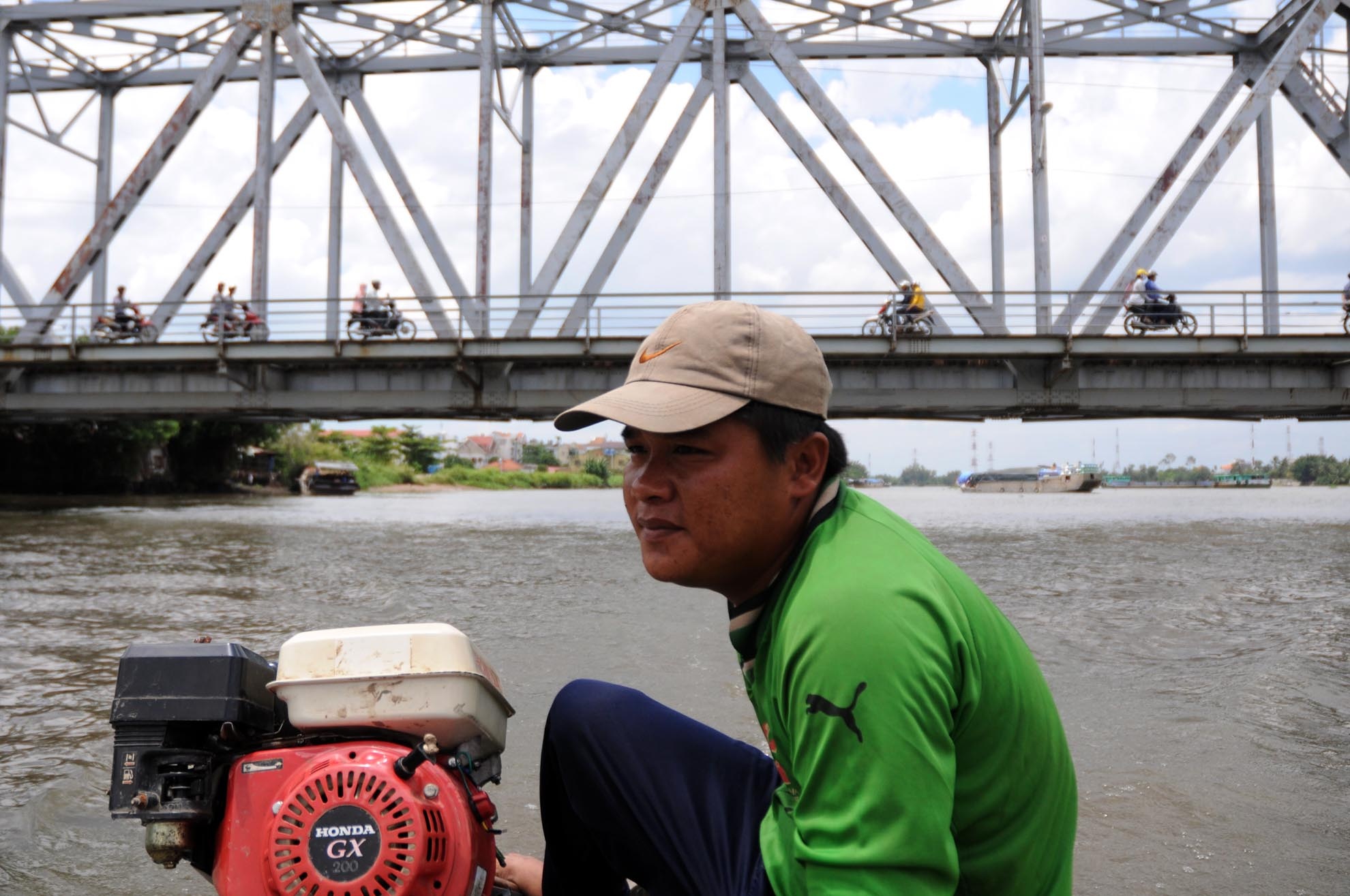 Anh Lê Văn Vinh (30 tuổi, quê Đồng Tháp) làm nghề đãi trùn chỉ trên sông Sài Gòn đã hơn 5 năm nay.