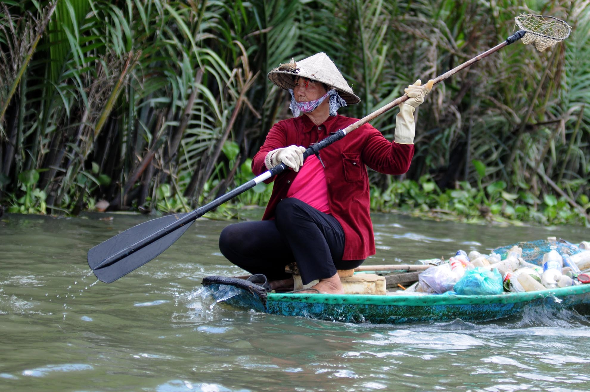 Bà Huệ quê gốc ở Đồng Tháp. Tuy nhiên, chồng mất nên bà tay xách, nách mang cùng đứa con gái của mình lên Sài Gòn tìm việc kiếm sống.